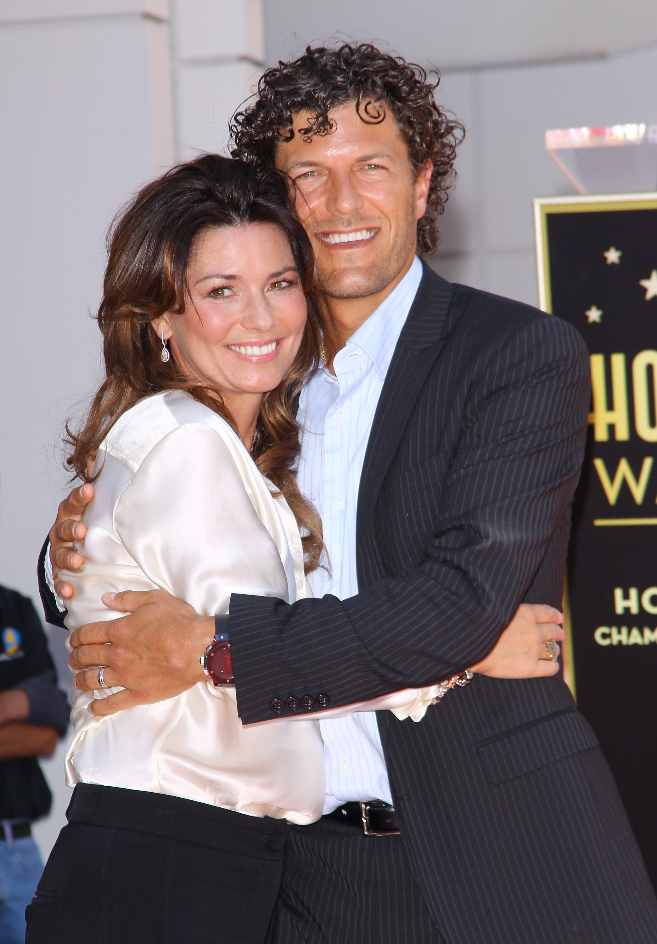 Shania Twain y Frederic Nicolas Thiebaud, en la ceremonia del Paseo de la Fama de Hollywood en la que recibió una estrella el 2 de junio de 2011 | Fuente: Getty Images