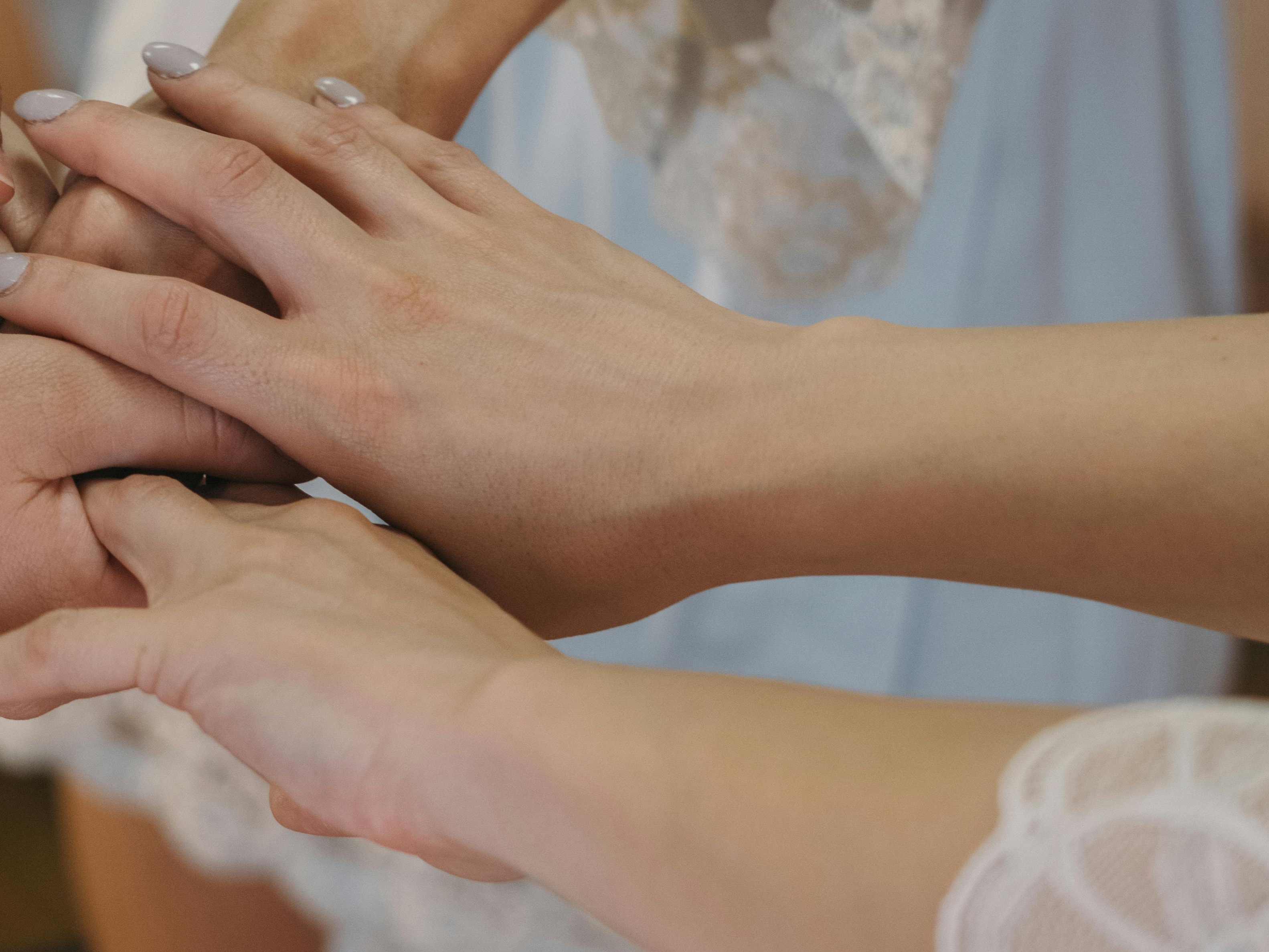 A bridesmaid steps in to calm Emily down during the chaotic moment | Source: Pexels