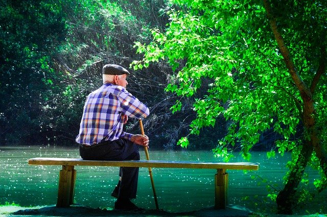 Anciano con bastón.  | Foto: Pixabay