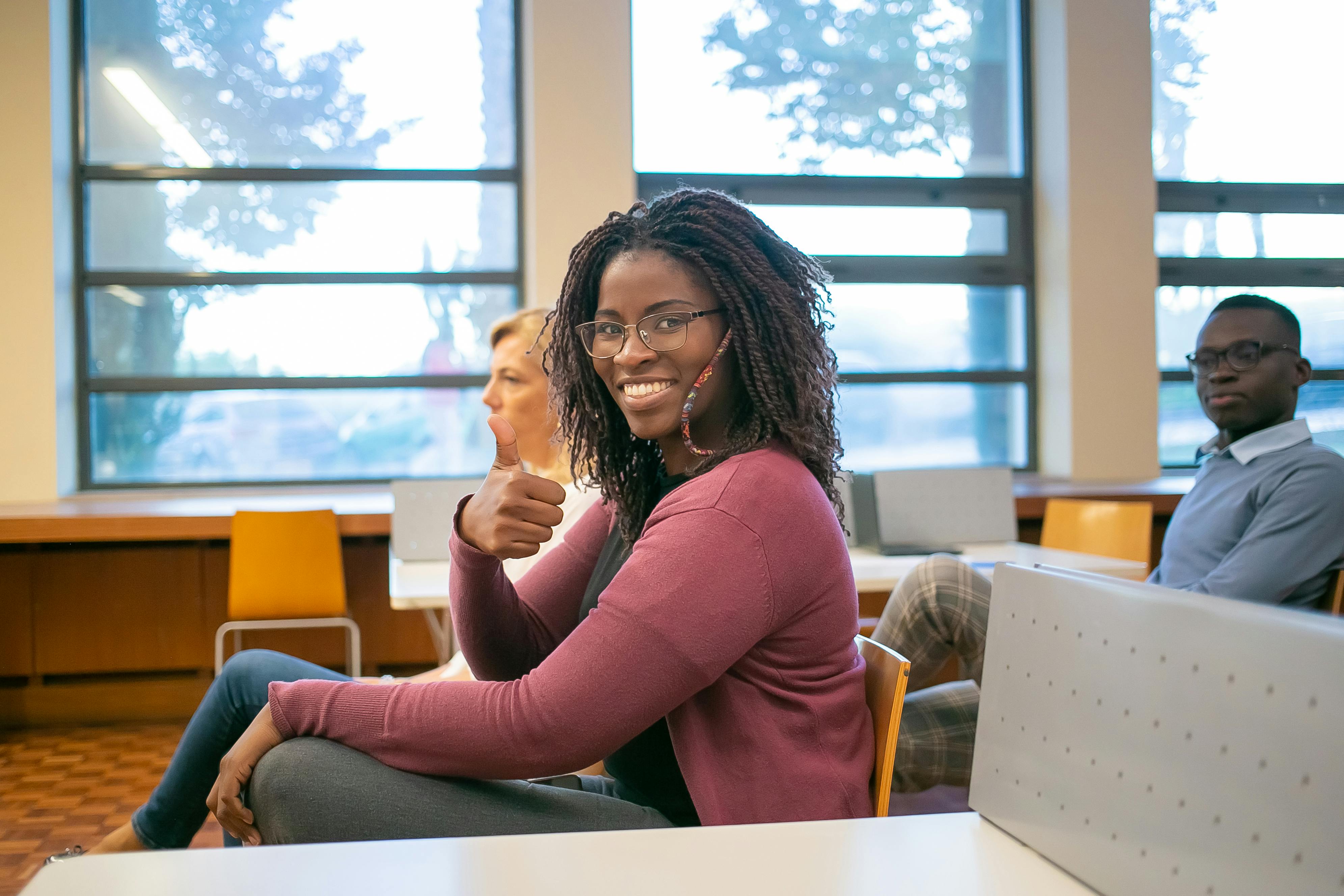 Estudiante sonriendo en una clase | Fuente: Pexels