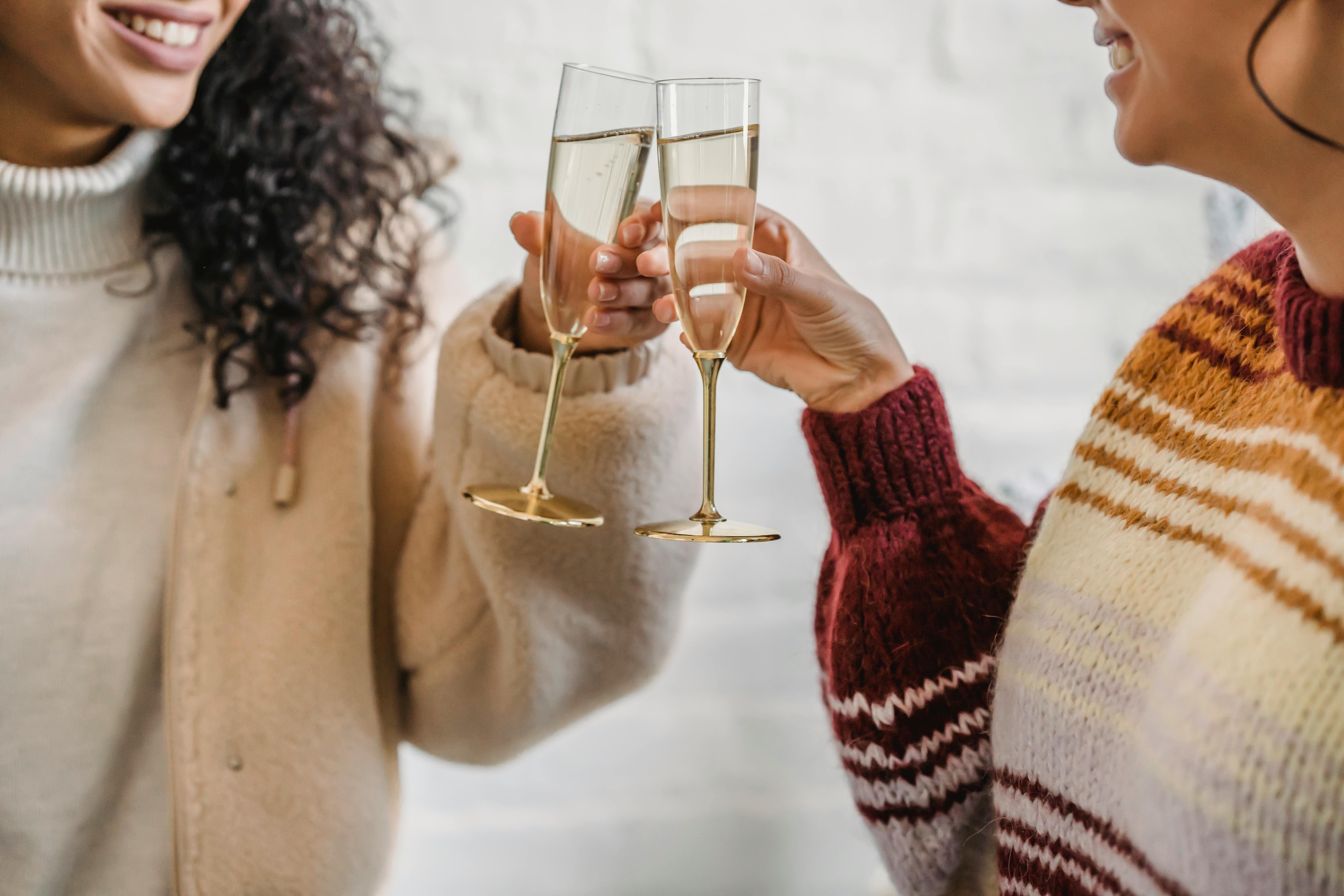 Dos mujeres brindando | Fuente: Pexels