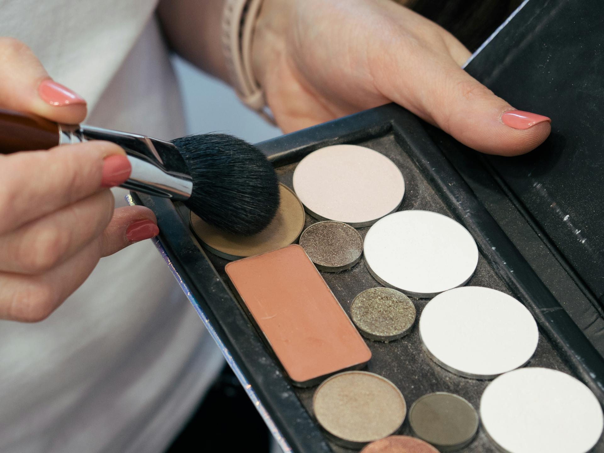 Una mujer sujetando una paleta de maquillaje | Fuente: Pexels