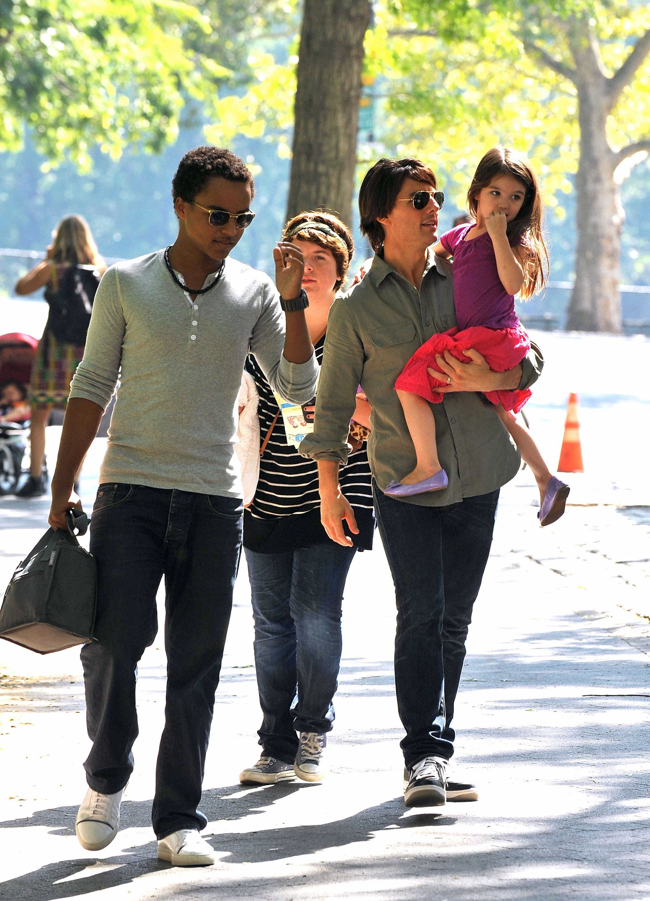 Tom Cruise con sus hijos Connor, Isabella y Suri en un parque infantil de Central Park West el 7 de septiembre de 2010 en Nueva York | Fuente: Getty Images