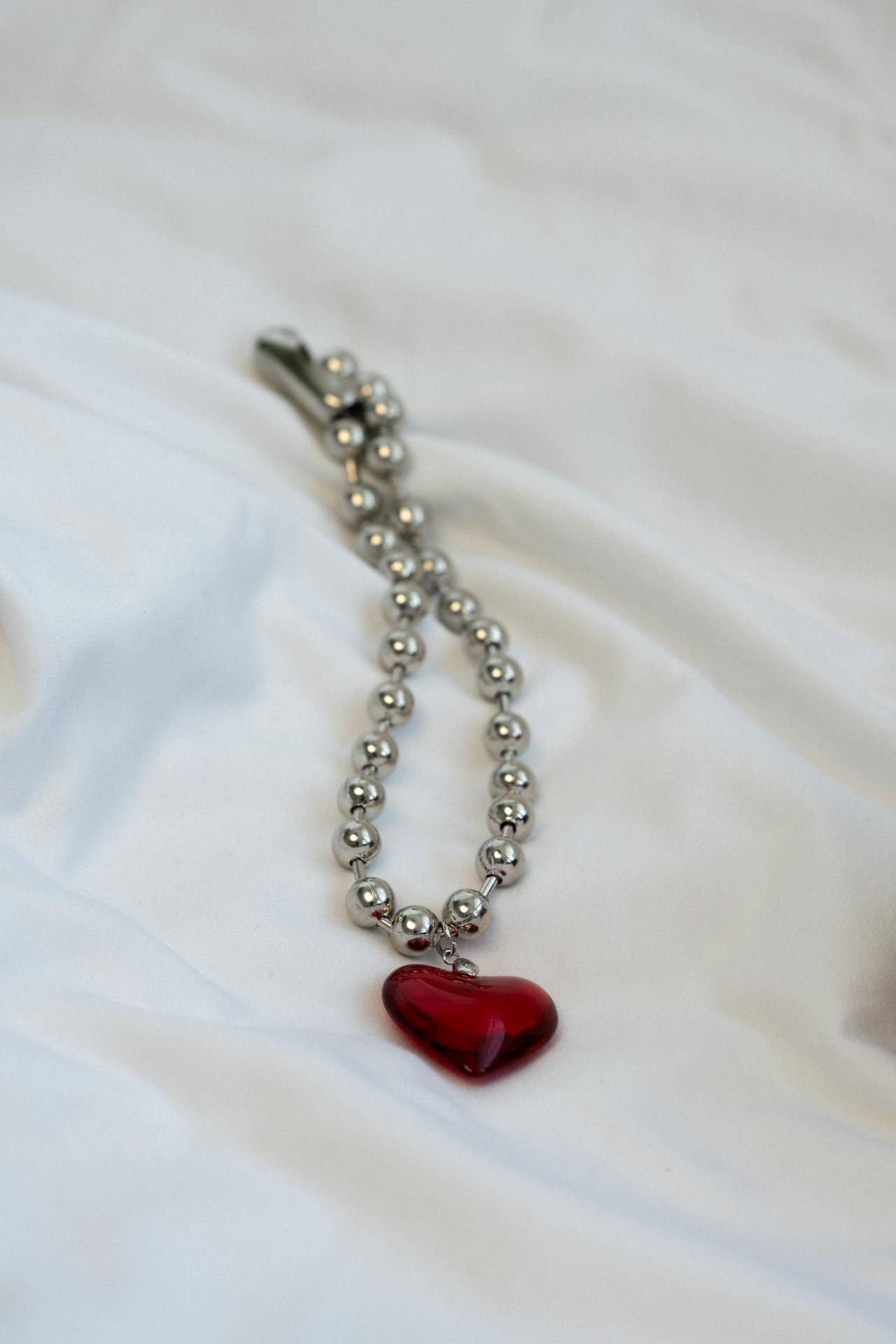 Primer plano de una pulsera de plata | Fuente: Pexels