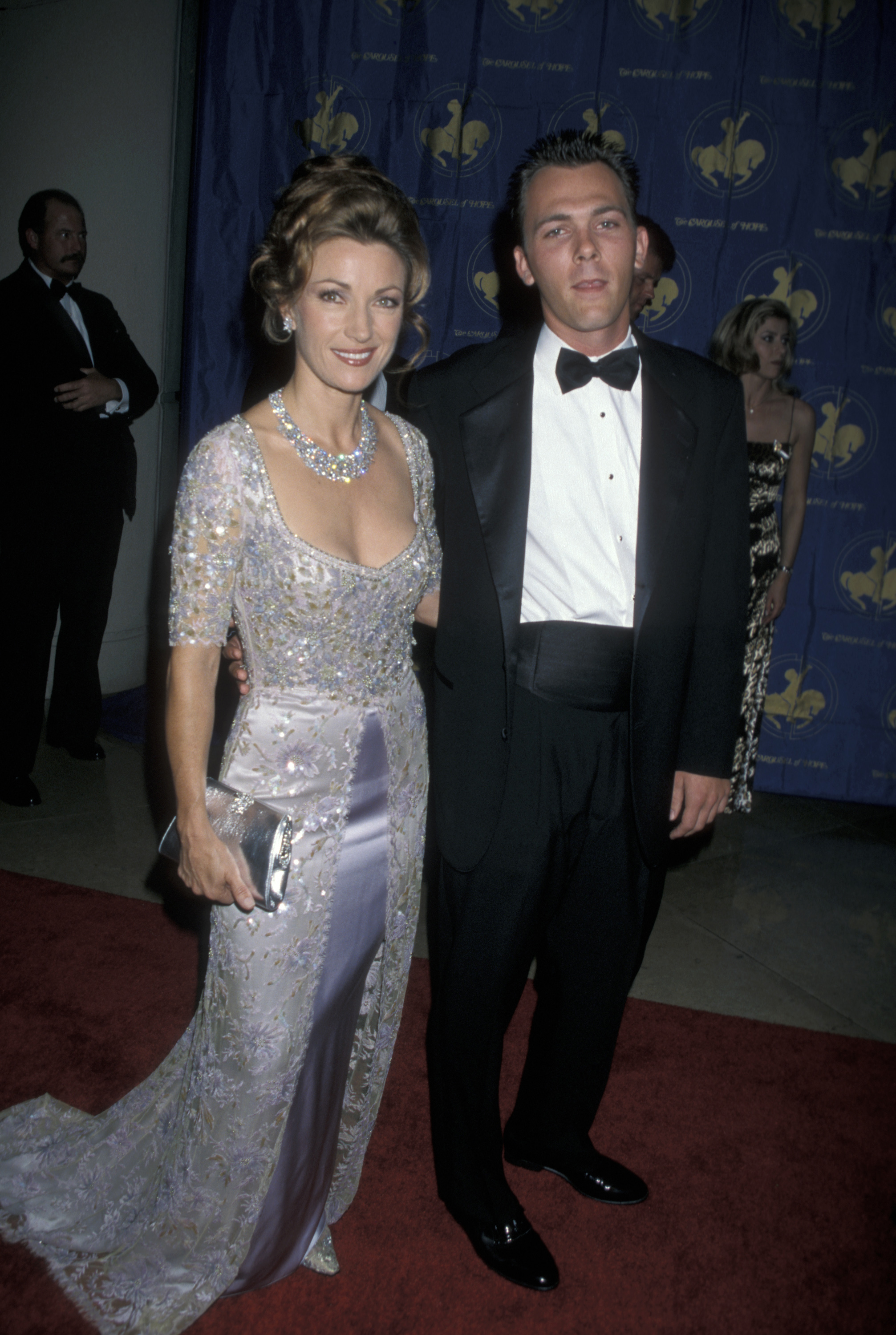 Jane Seymour y Kalen Keach durante el 13º Baile Anual Carousel of Hope a beneficio de Childrens Diabetes el 23 de octubre de 1998, en Beverly Hills, California. | Fuente: Getty Images