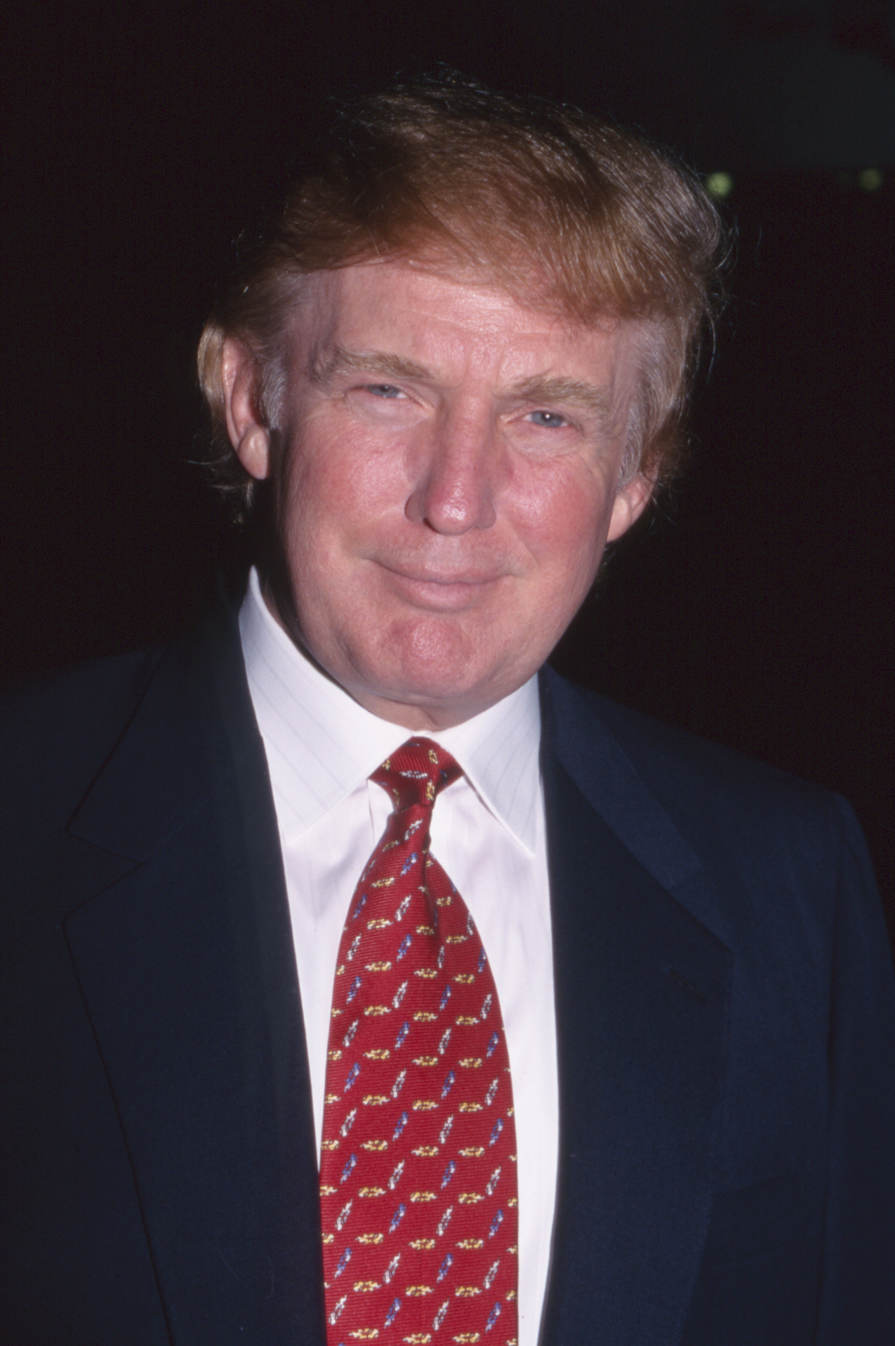 El pelo de Donald Trump luce un tono más claro, marrón rojizo, aunque sigue con su característico peinado hacia un lado, en el desfile de moda "NYC 2000" celebrado en Times Square el 13 de septiembre de 1999.