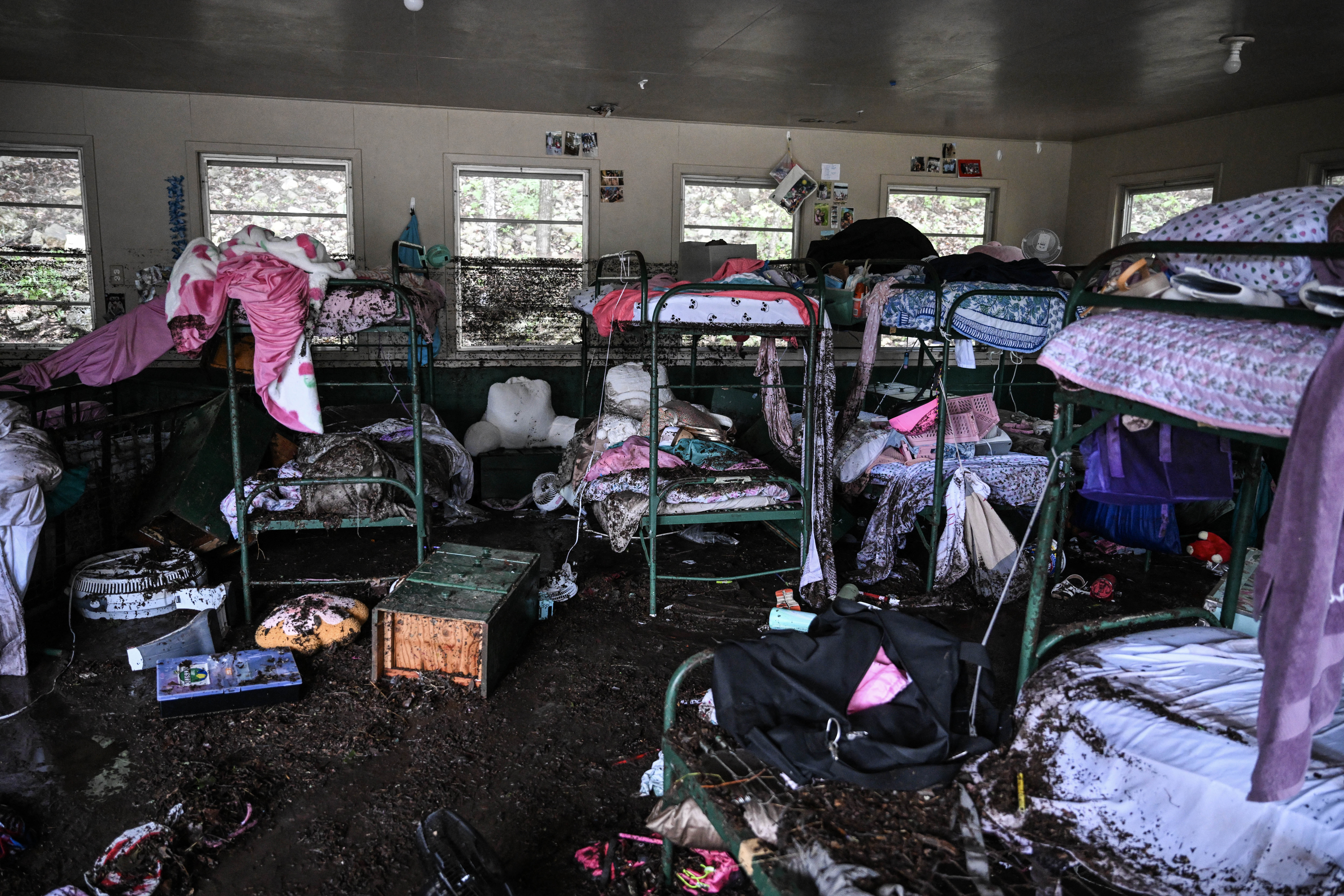 Vista del interior de una cabaña en Camp Mystic, el lugar donde desaparecieron al menos 20 niñas tras una inundación repentina en Hunt, Texas, el 5 de julio de 2025. | Fuente: Getty Images