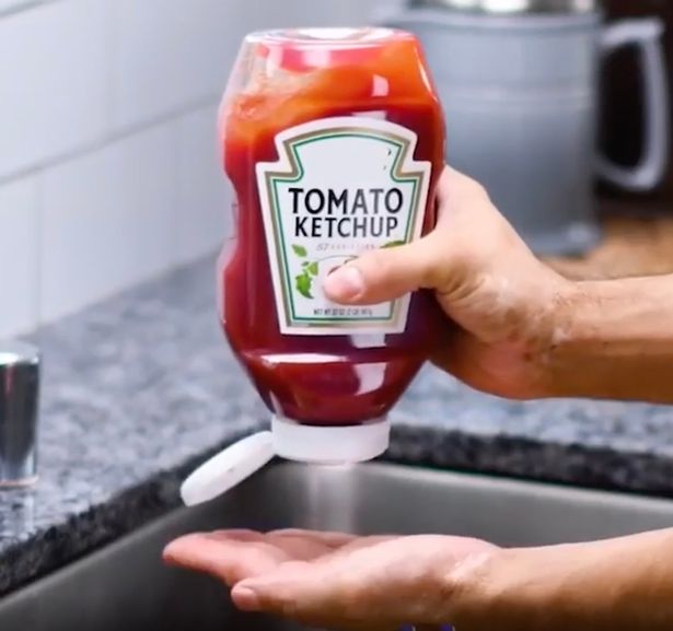 Persona vertiendo salsa de tomate | Foto: Instagram/Blossom