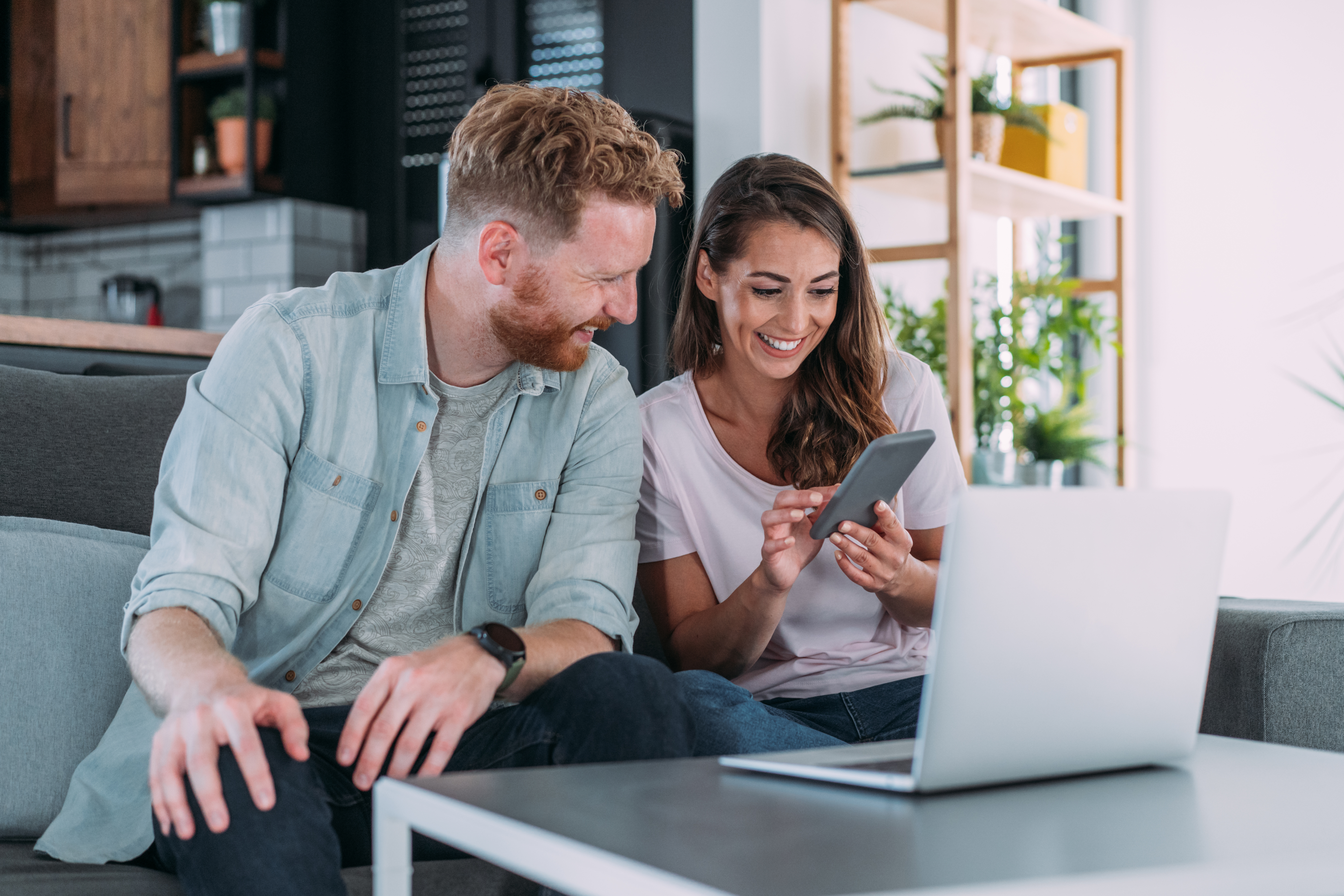 Pareja en casa con tecnología inalámbrica | Fuente: Getty Images