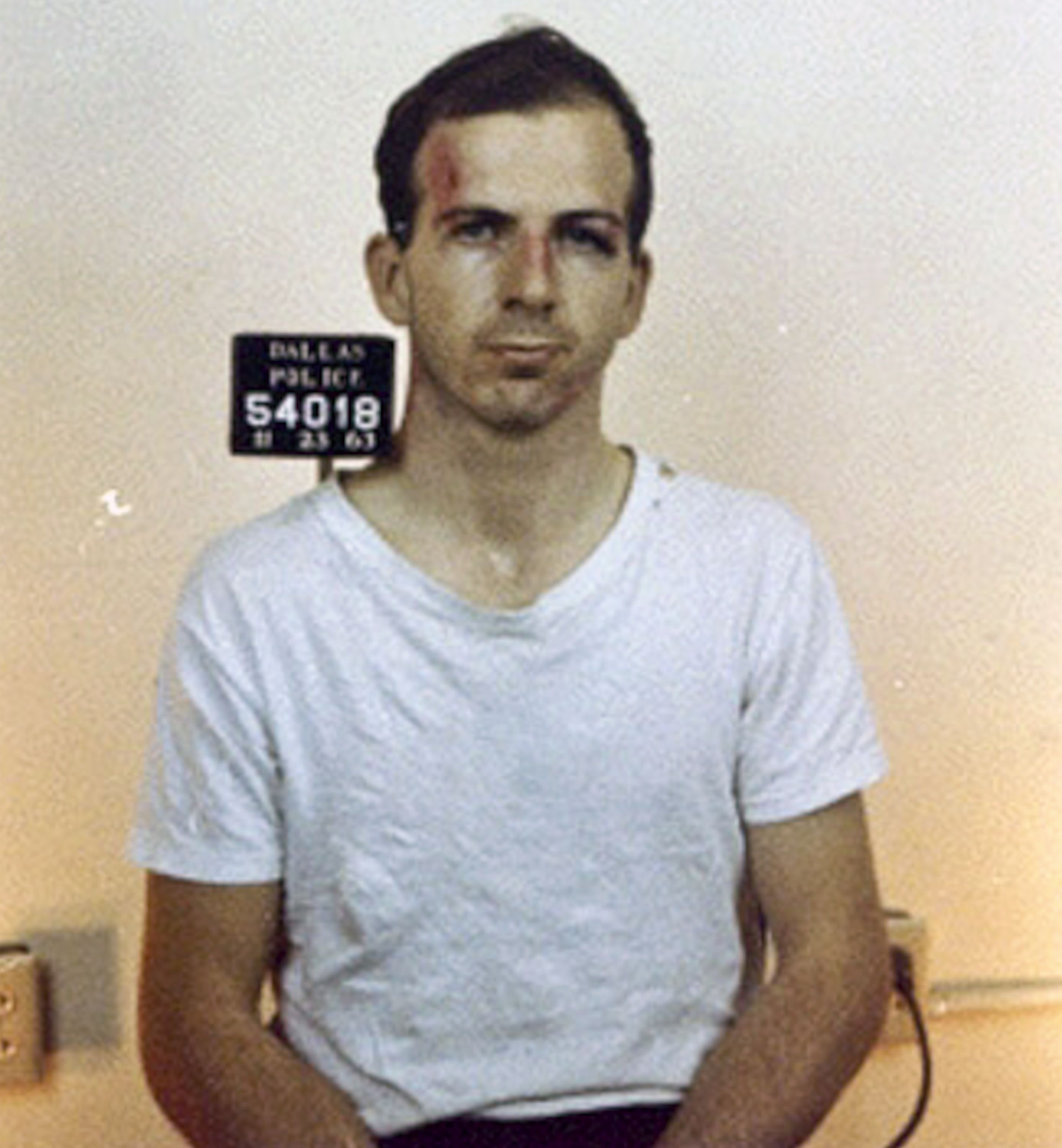 Foto de la ficha policial de Lee Harvey Oswald tomada el 23 de noviembre de 1963, tras asesinar al ex presidente John F. Kennedy en Dallas, Texas. | Fuente: Getty Images