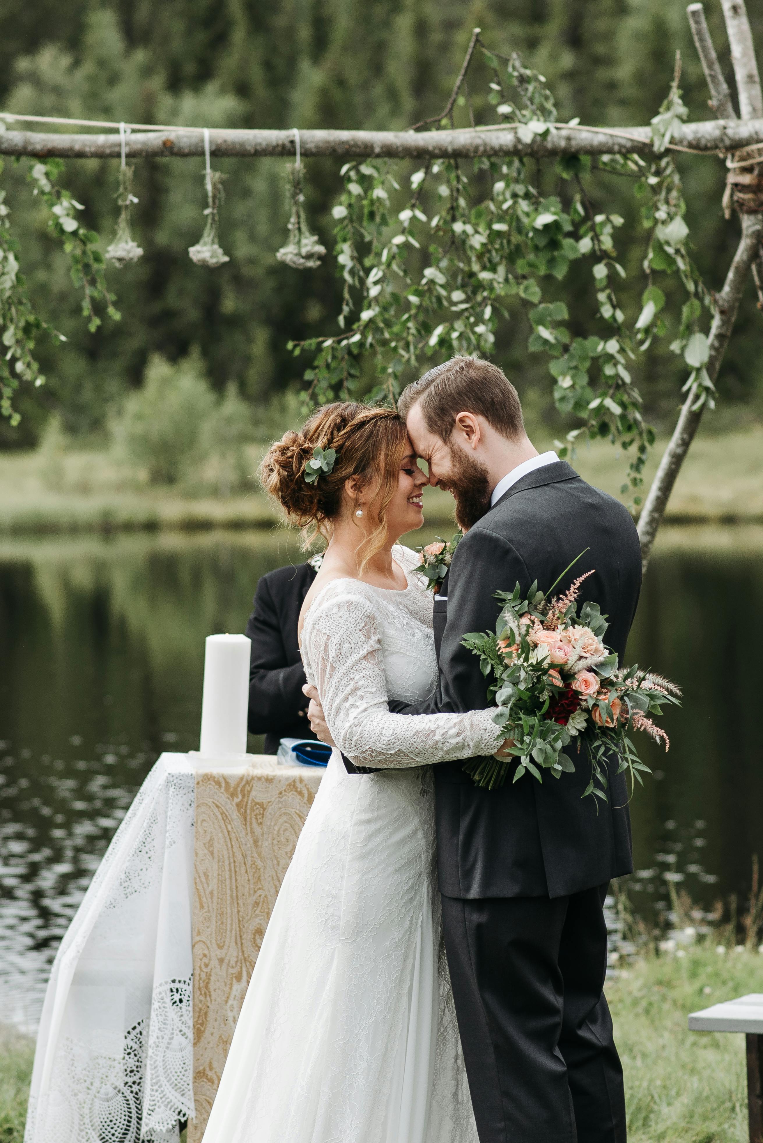 Los novios frente a frente el día de su boda | Fuente: Pexels