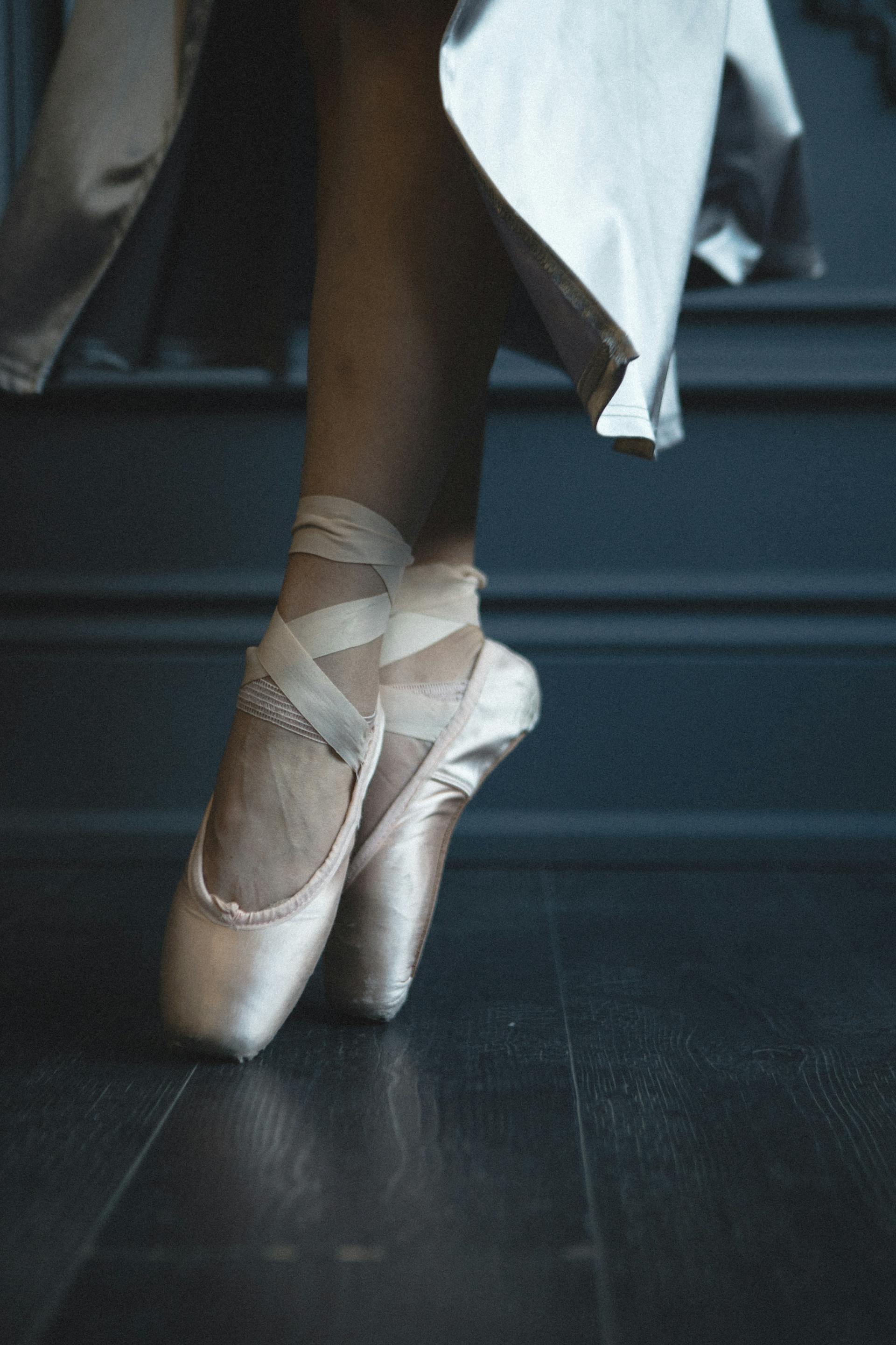 Una mujer con zapatillas de ballet | Fuente: Pexels