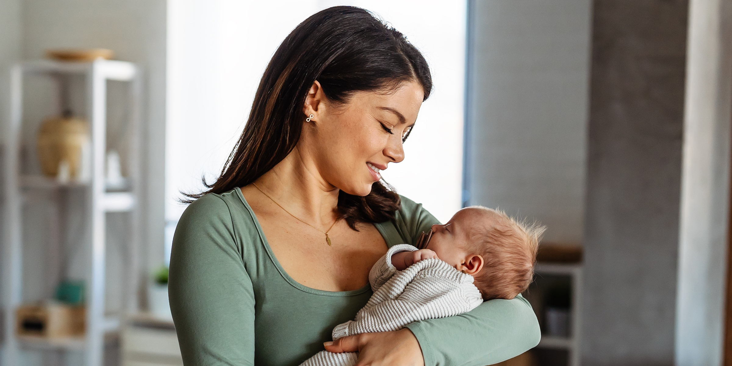 Una mujer con un bebé | Fuente: Shutterstock