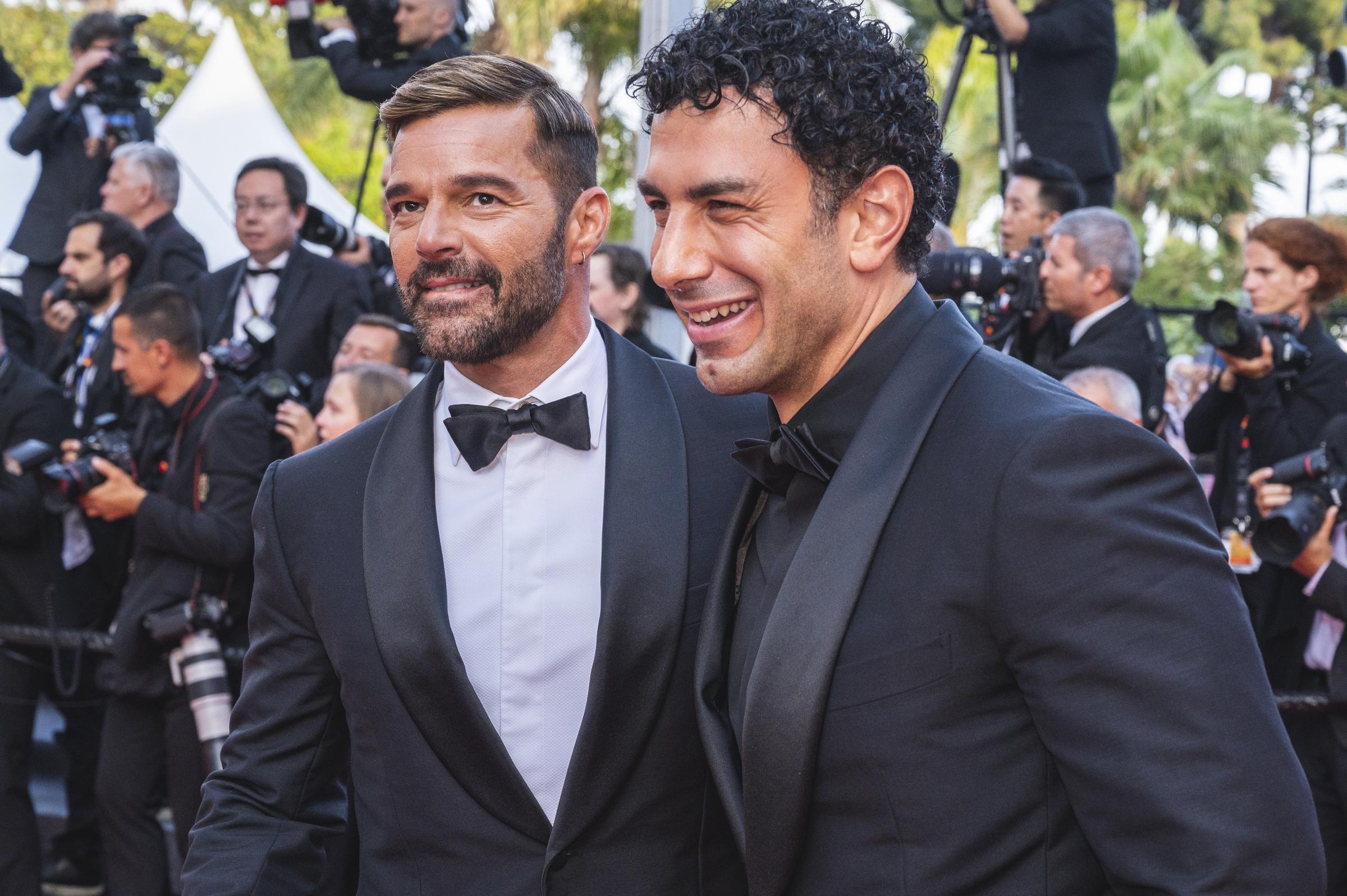 Ricky Martin y Jwan Yosef asisten a la proyección de "Elvis" durante el 75.º Festival de Cine de Cannes en el Palais des Festivals el 25 de mayo de 2022 en Cannes, Francia. | Fuente: Getty Images