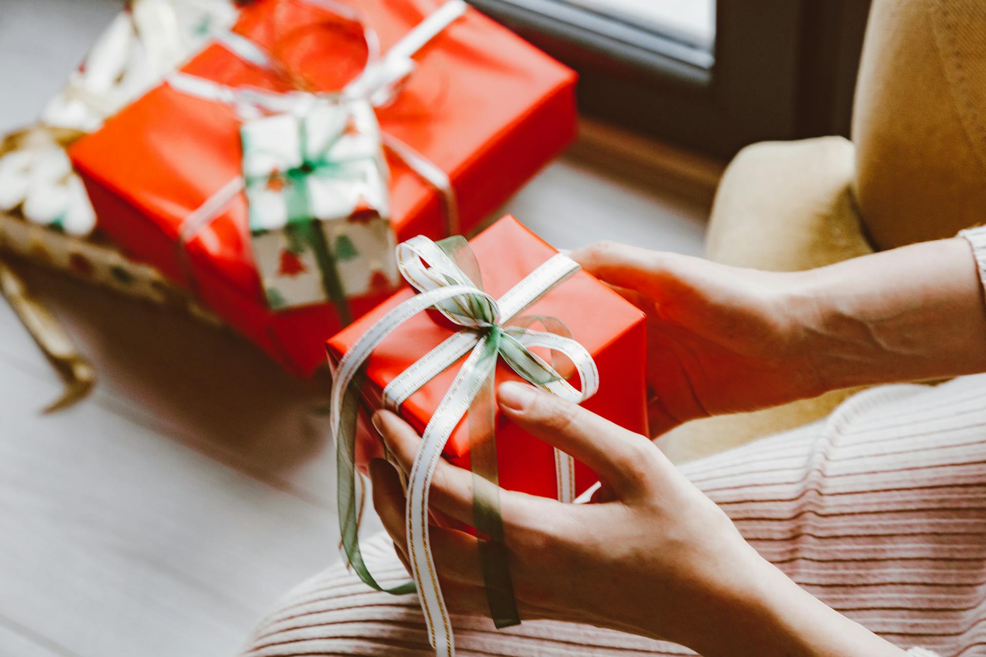 Una mujer abriendo un regalo de Navidad | Fuente: Pexels