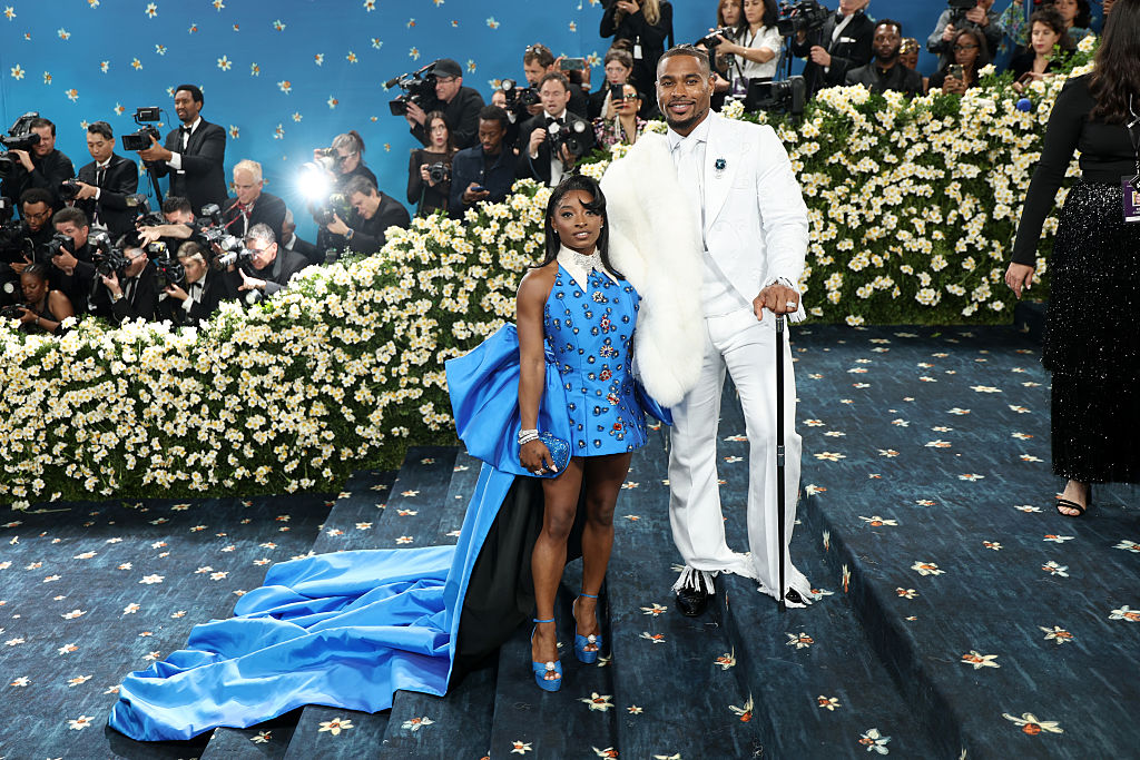 Simone Biles y Jonathan Owens lucen como la pareja ideal en la Met Gala que celebra "Superfine: Tailoring Black Style" el 5 de mayo de 2025.