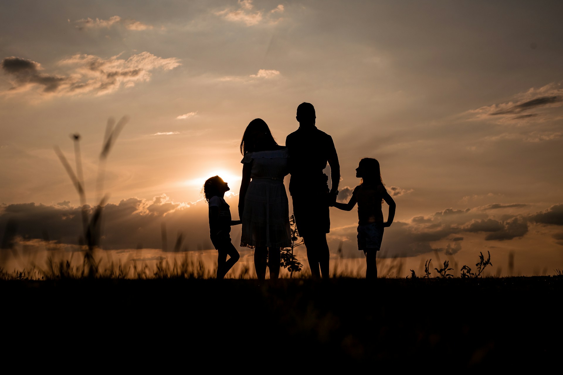Silueta de una pareja con sus hijos | Fuente: Unsplash