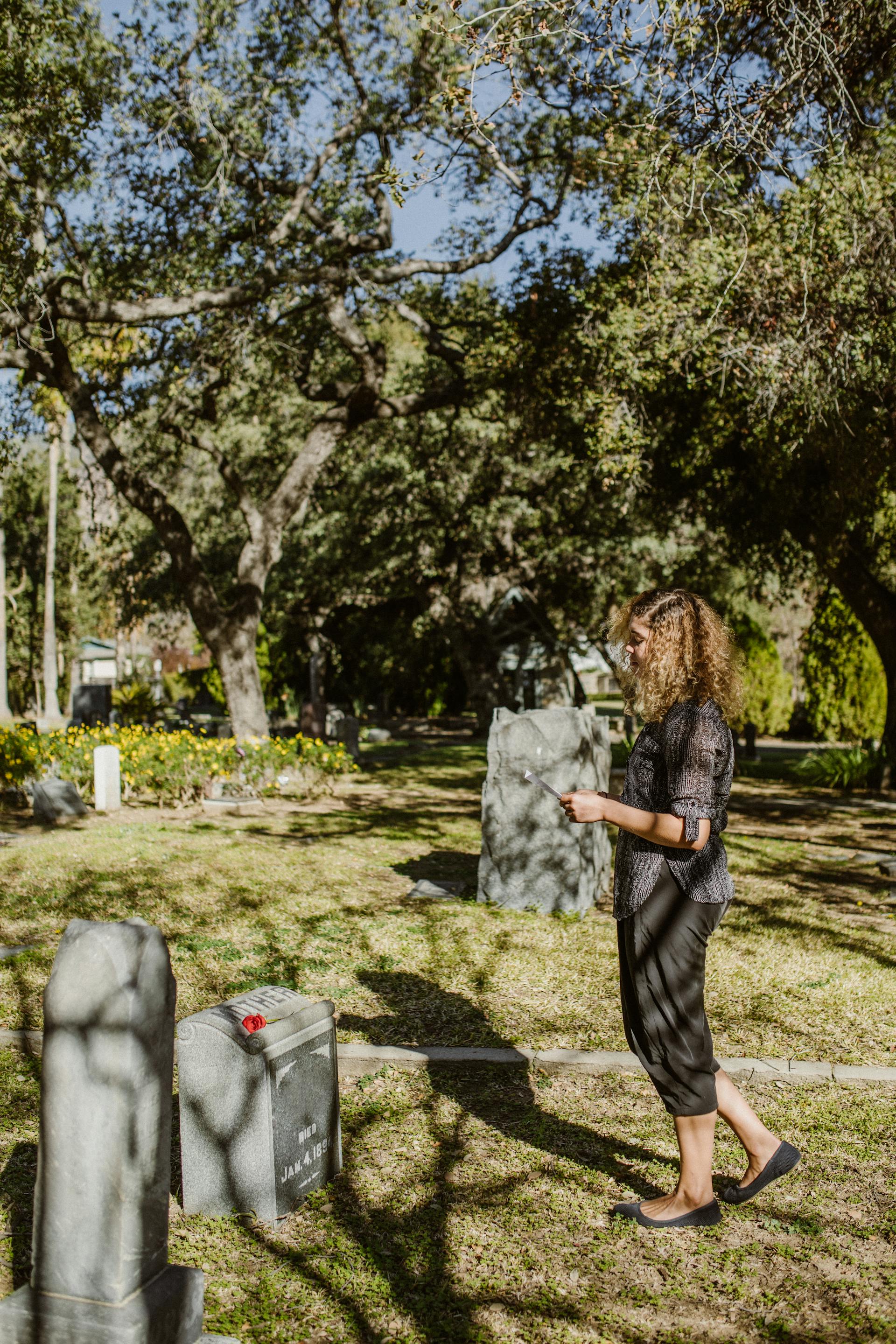 Una mujer en un cementerio | Foto: Pexels