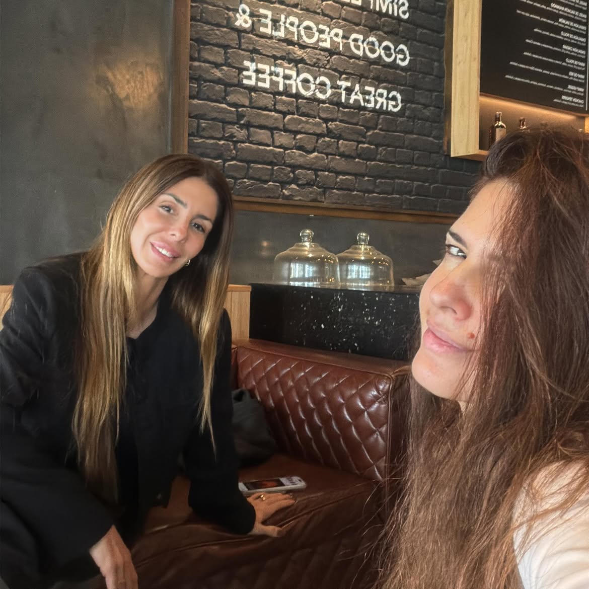 Isabel Macedo y su amiga, Milagros Brito | Fuente: Instagram/isabelmacedophoto