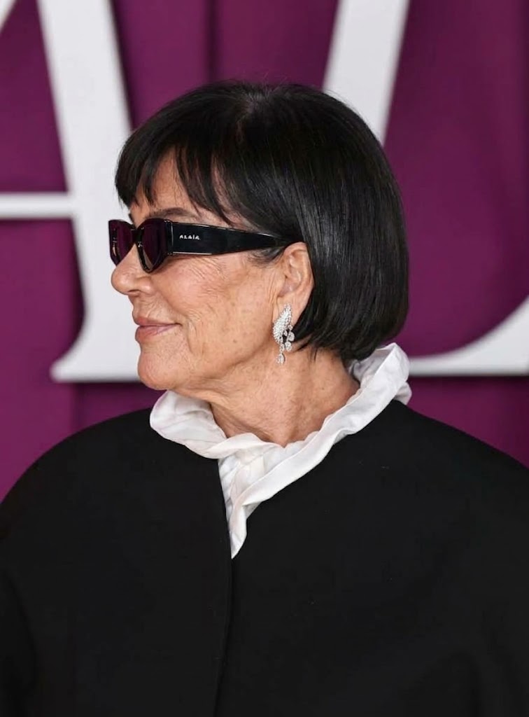 Incluso detrás de unas gafas de sol enormes, la interpretación de la IA deja a la vista la textura natural del rostro de Kris y los sutiles signos de envejecimiento en este retrato de perfil. | Fuente: Gemini