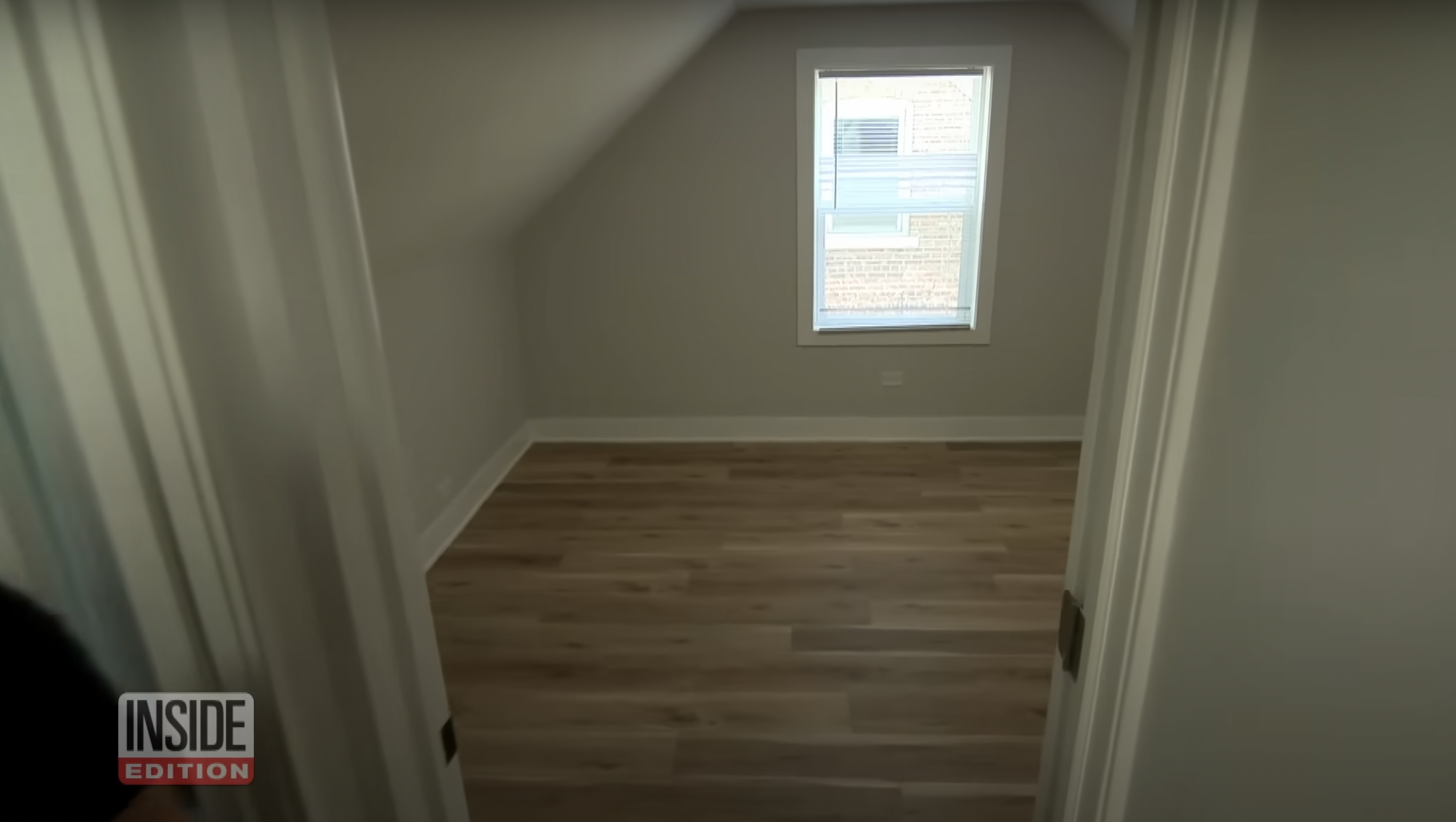 Otra habitación dentro de la casa de la infancia del papa León XIV de un vídeo fechado el 10 de mayo de 2025. | Fuente: Inside Edition