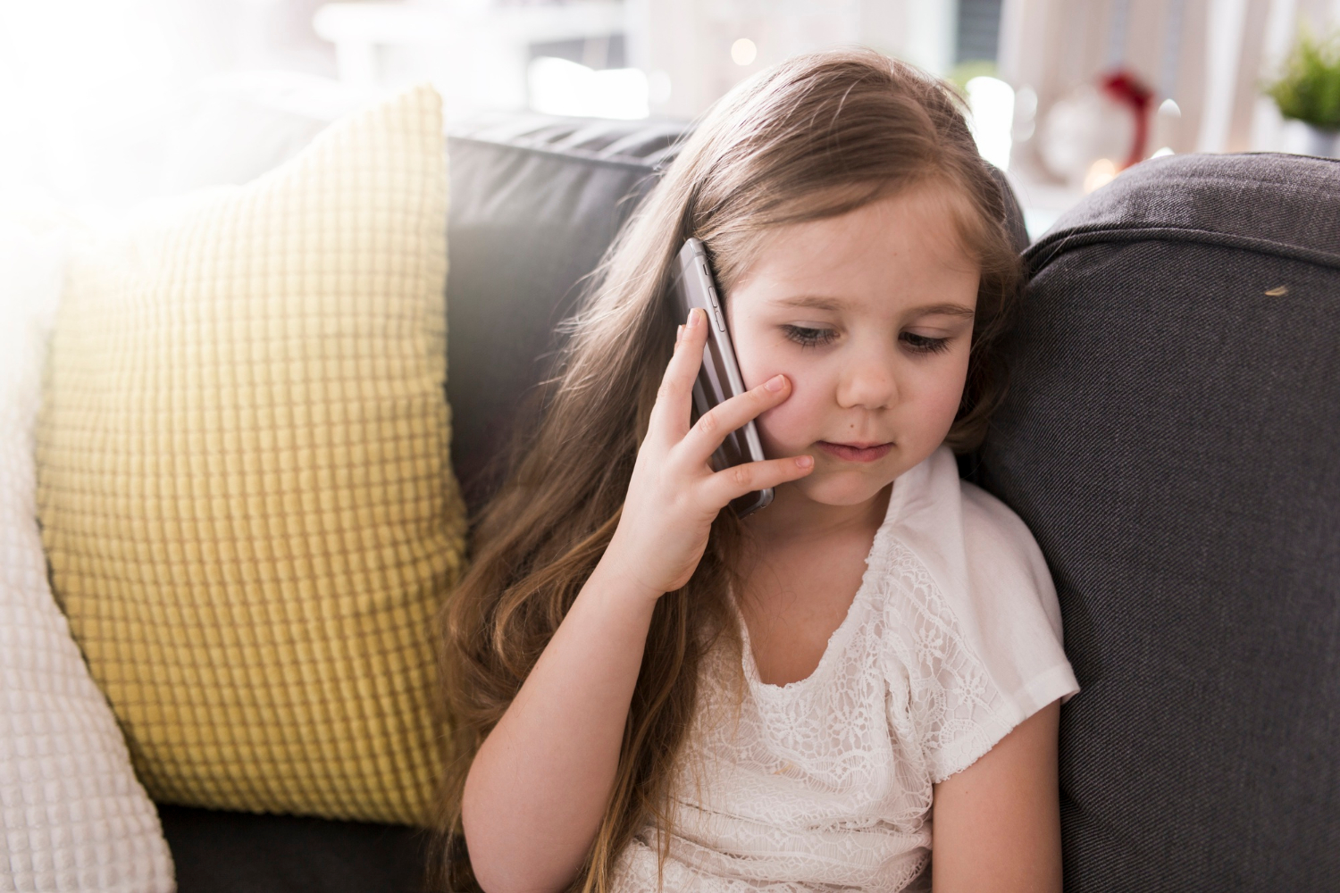Una niña triste hablando por teléfono | Fuente: Freepik
