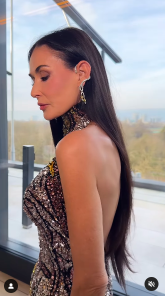 Demi Moore posando en el vídeo de Brad Goreski, que mostraba su vestido, publicado el 16 de febrero de 2025. | Fuente: Instagram/bradgoreski