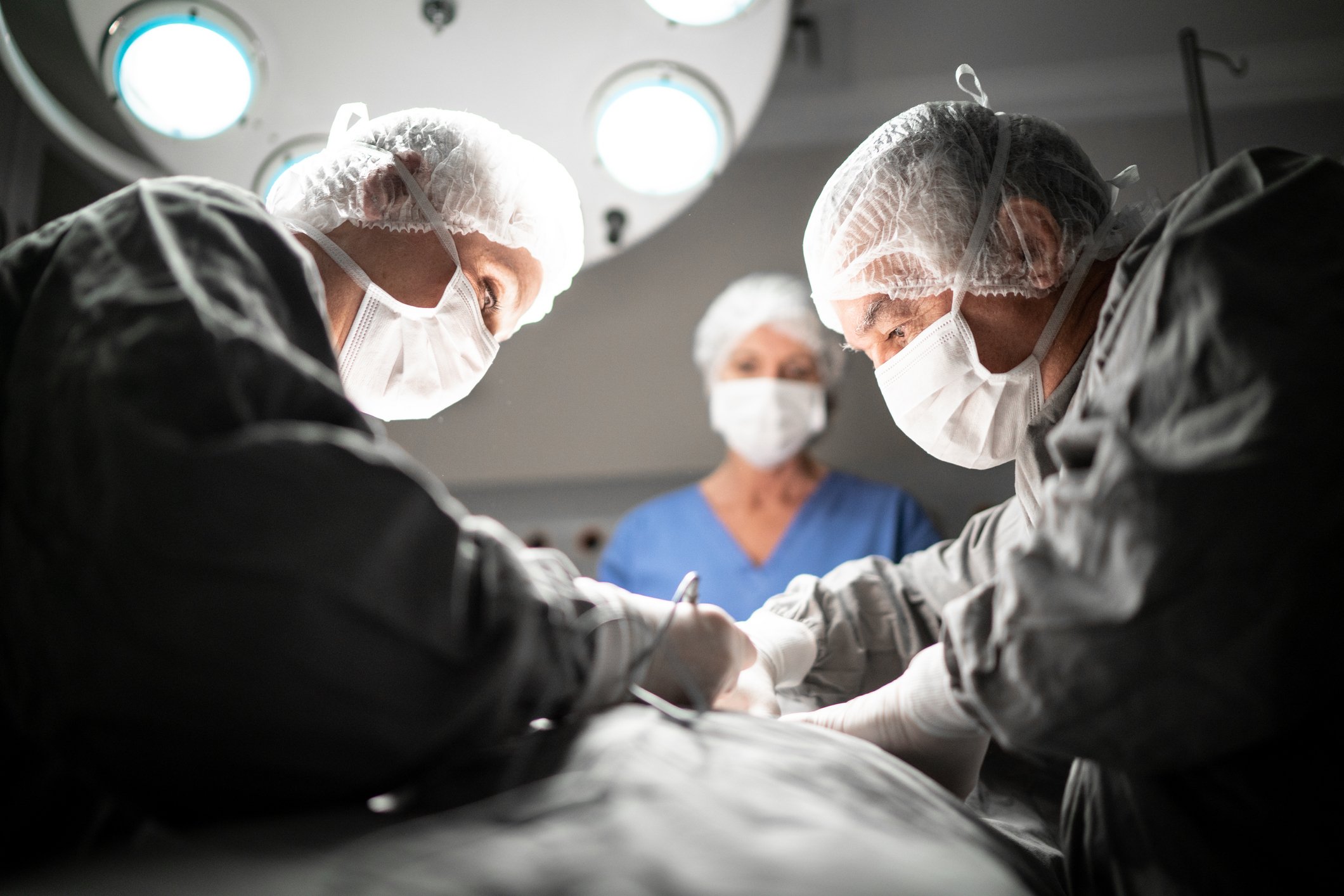 Cirujanos en medio de un procedimiento quirúrgico. | Foto: Pexels
