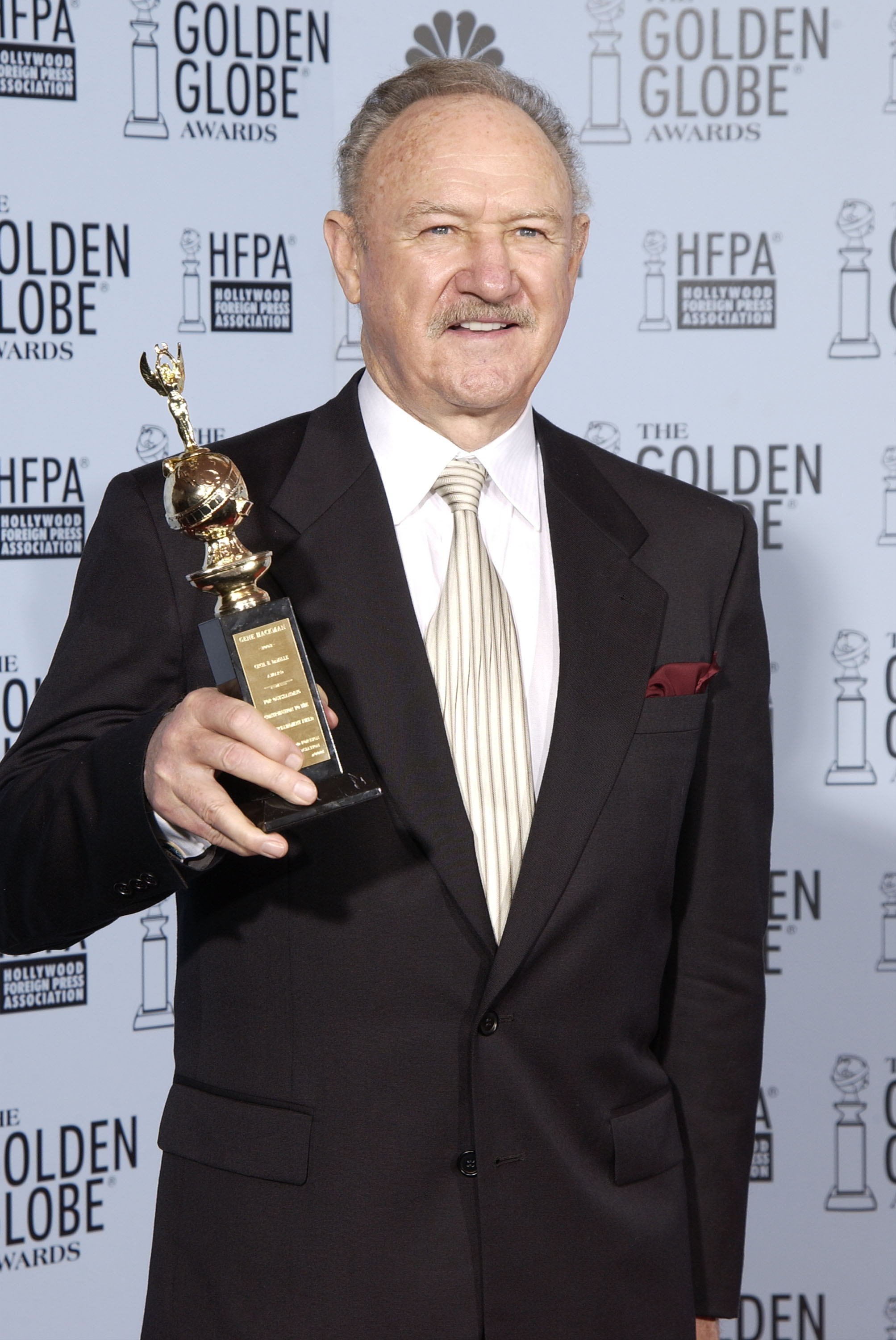 Gene Hackman posa con uno de sus Globos de Oro durante la 60ª edición de los Globos de Oro en Beverly Hills, California, el 19 de enero de 2003. | Fuente: Getty Images