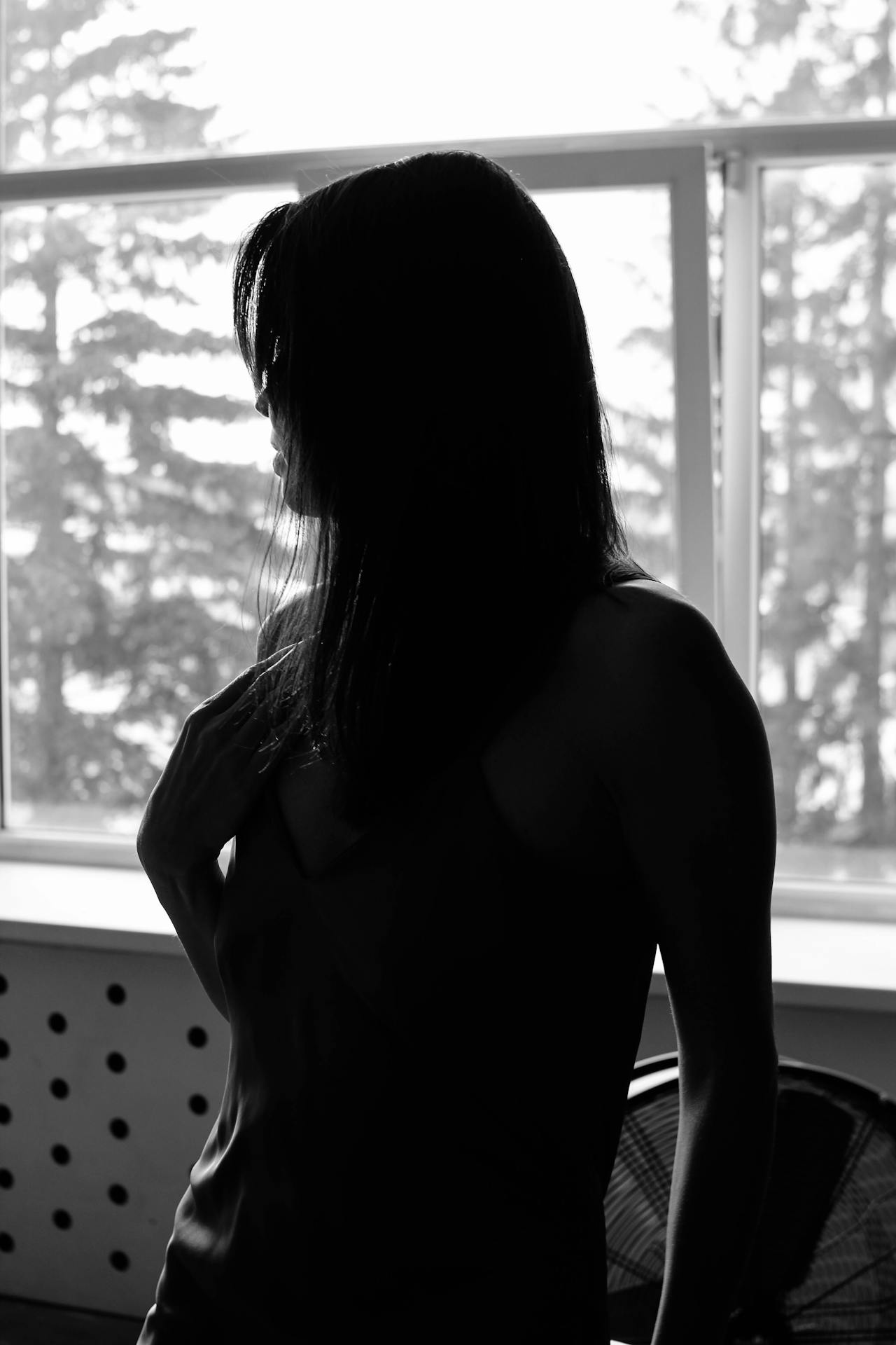 Una mujer de pie en una habitación | Fuente: Pexels