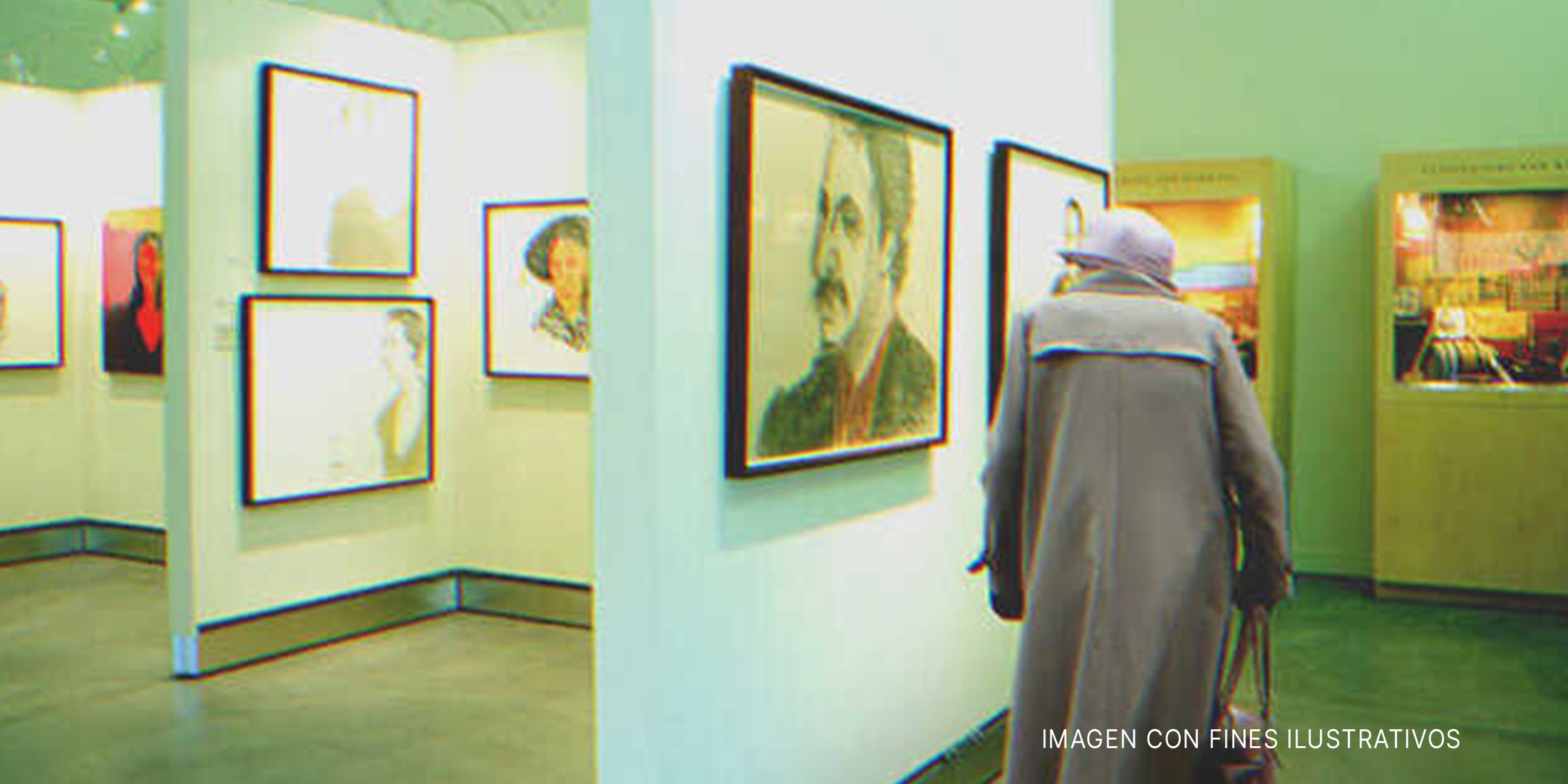 Cuadro colgado en una galería de arte y una mujer mayor. | Foto: Getty Images