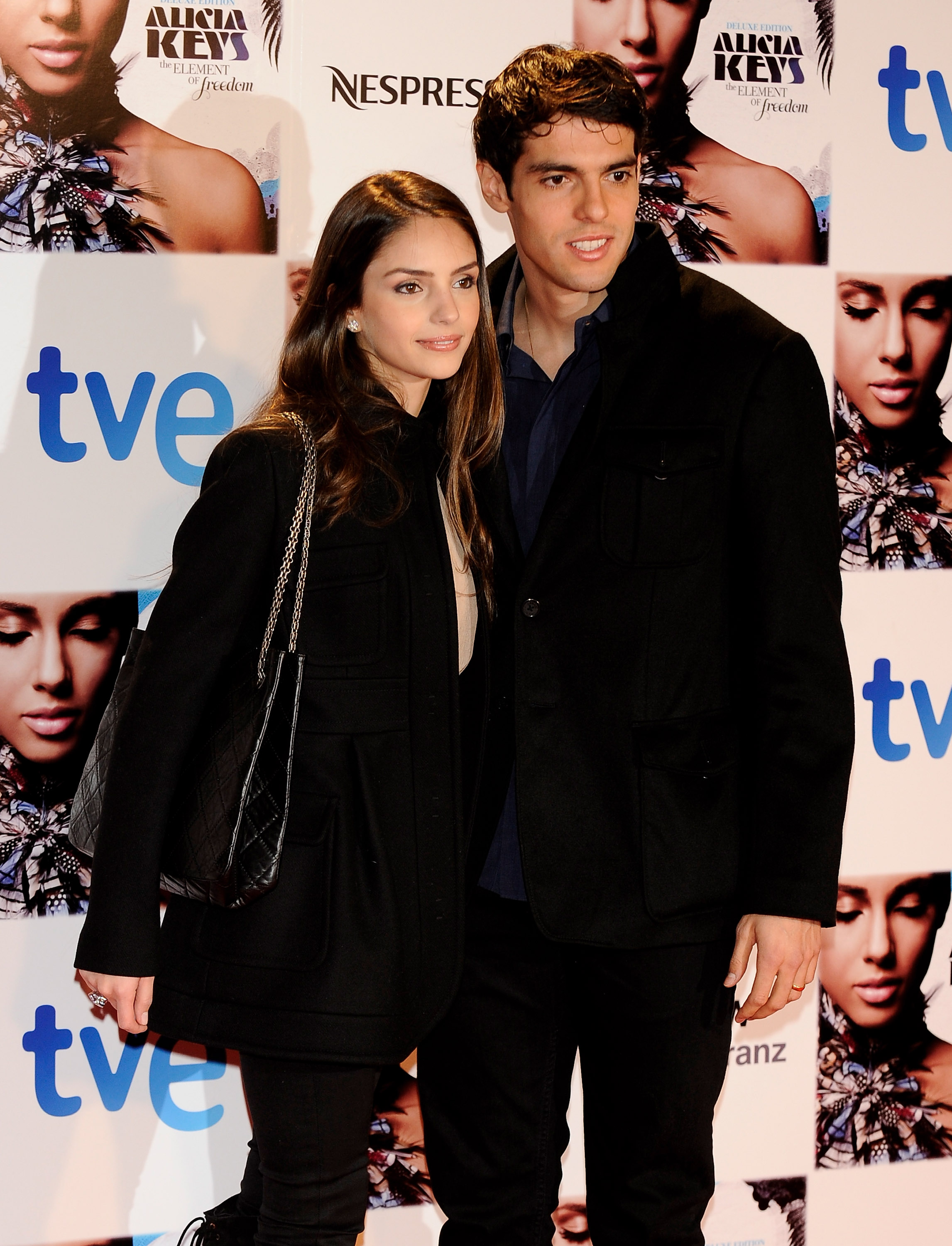Kaká y Caroline Celico en la sesión fotográfica del concierto de Alicia Keys en el Teatro Real el 18 de enero de 2010 en Madrid, España. | Fuente: Getty Images