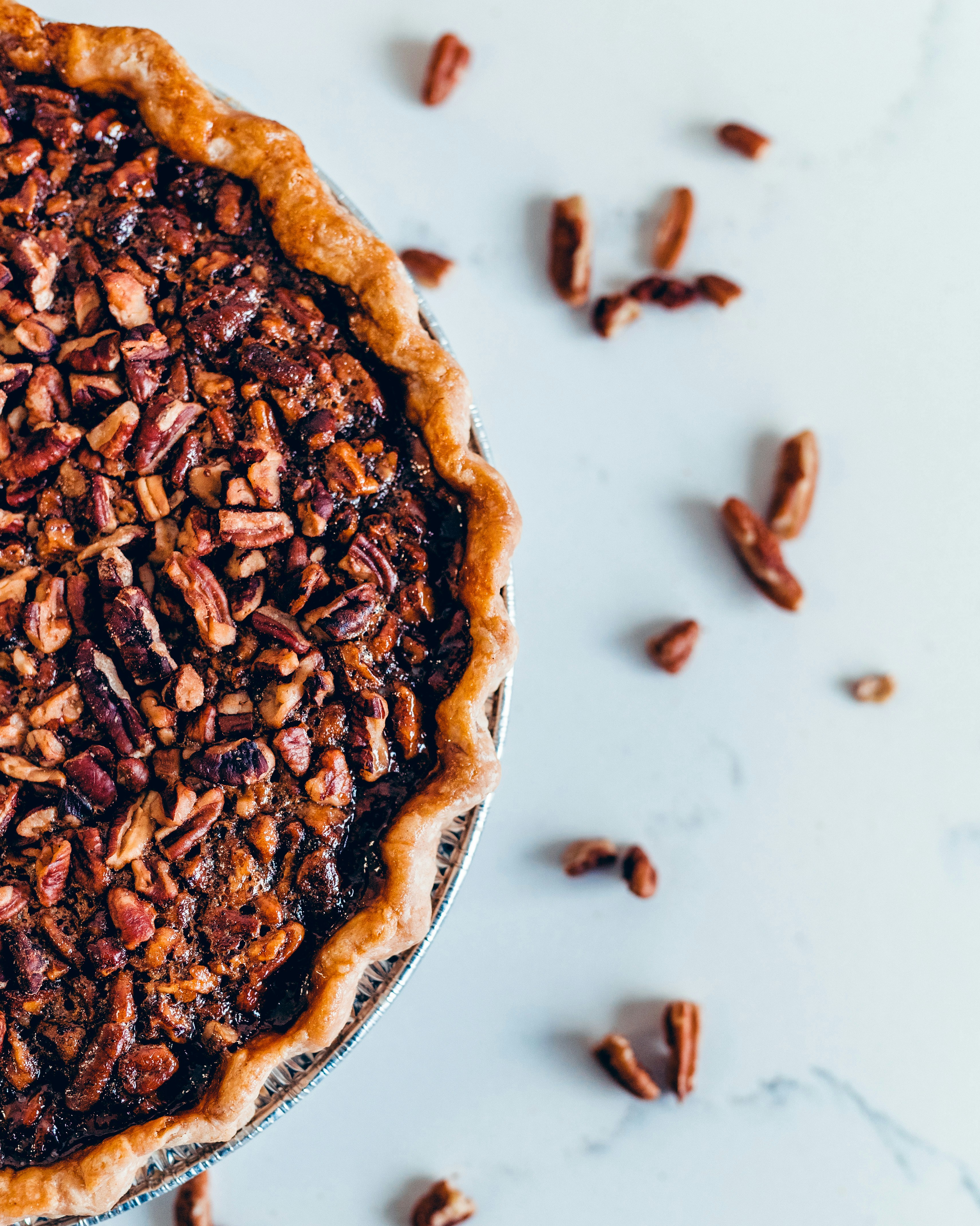 Una tarta de nueces sobre una mesa | Fuente: Unsplash