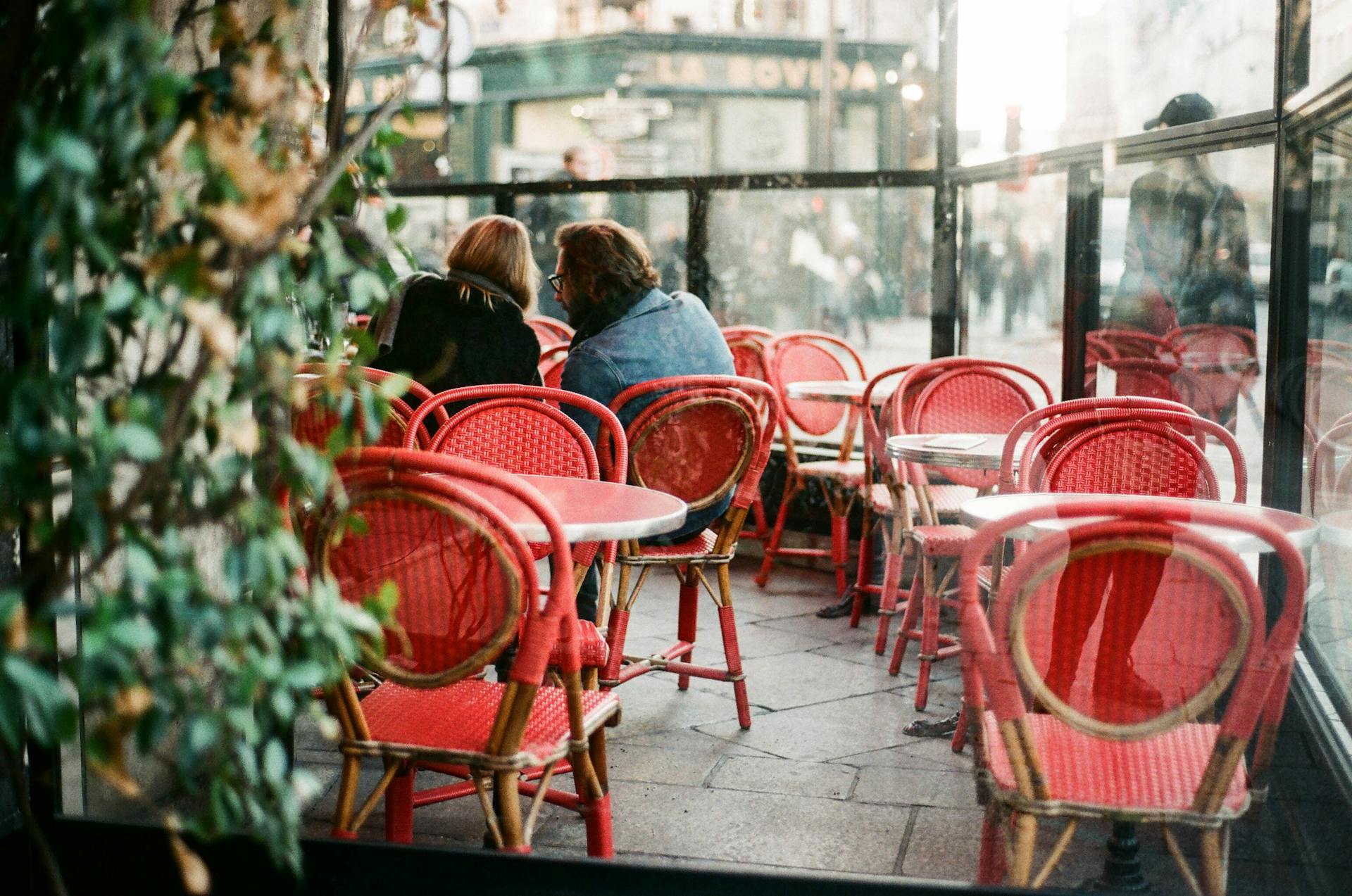 Un hombre y una mujer en una cafetería | Fuente: Pexels