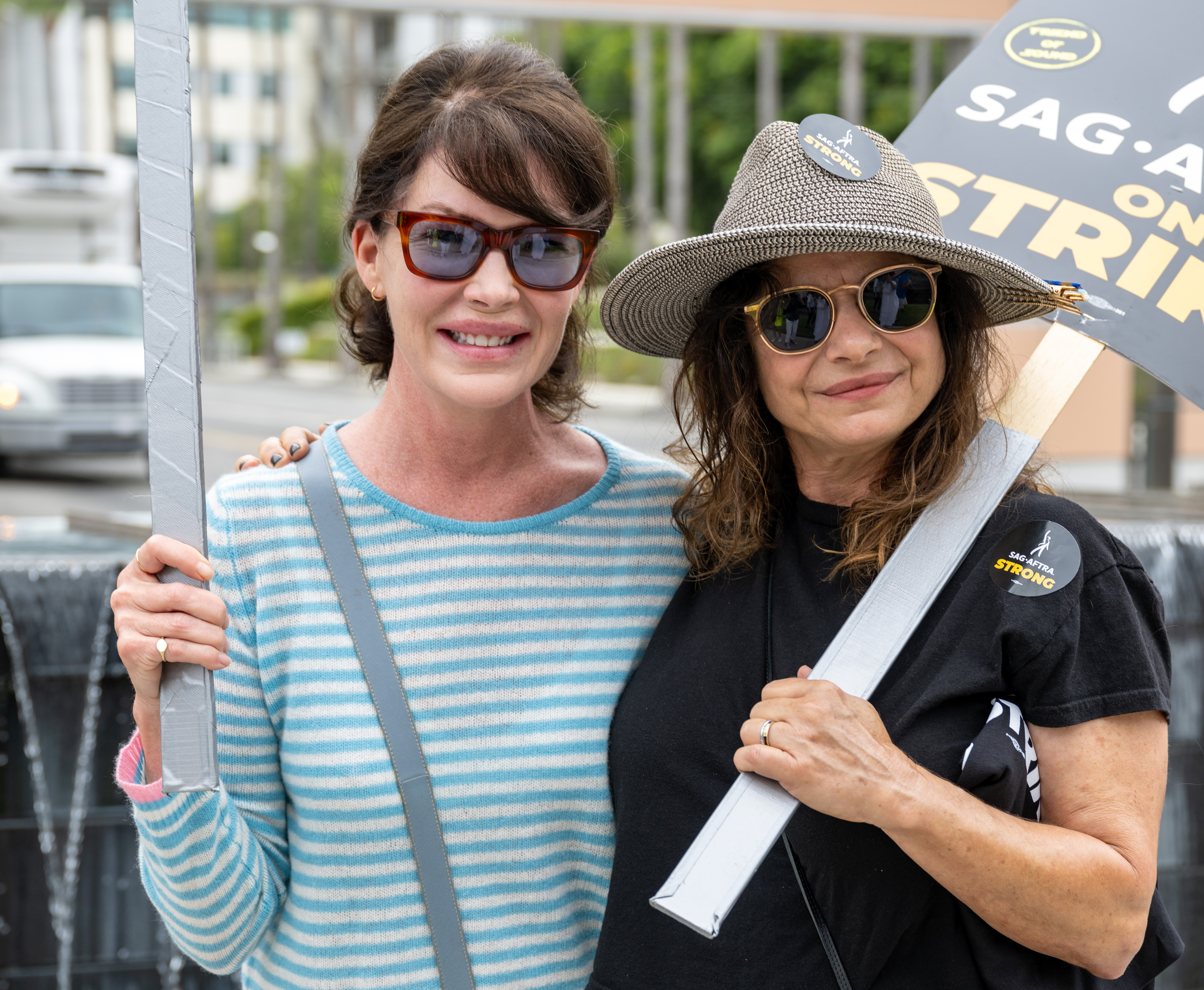 Lara Flynn Boyle y su compañera de reparto, Laura San Giacomo, se unen a la huelga de la SAG-AFTRA y la WGA en agosto de 2023 | Fuente: Getty Images