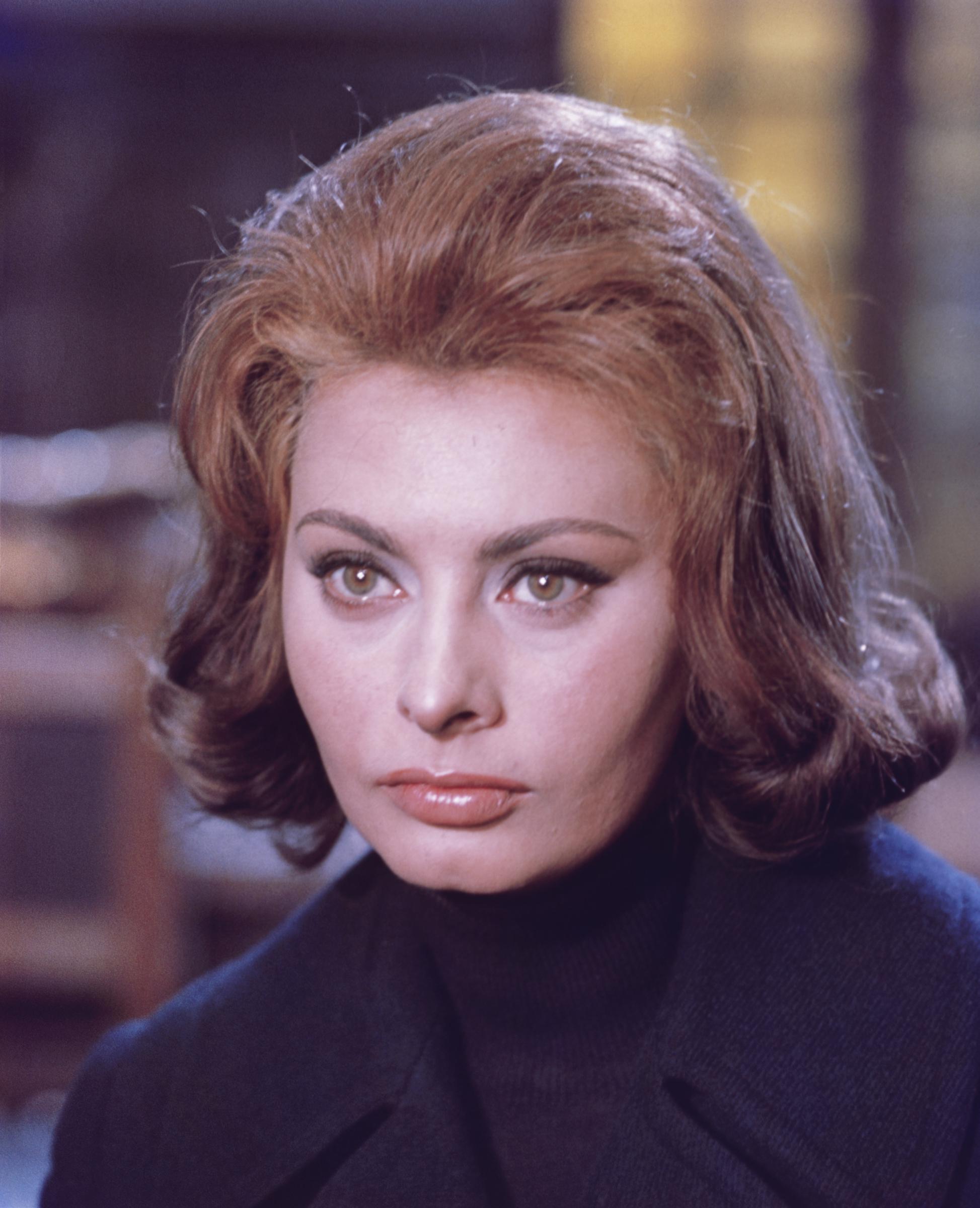 Retrato en primer plano de la actriz italiana Sophia Loren, de una película no identificada, alrededor de la década de 1960.