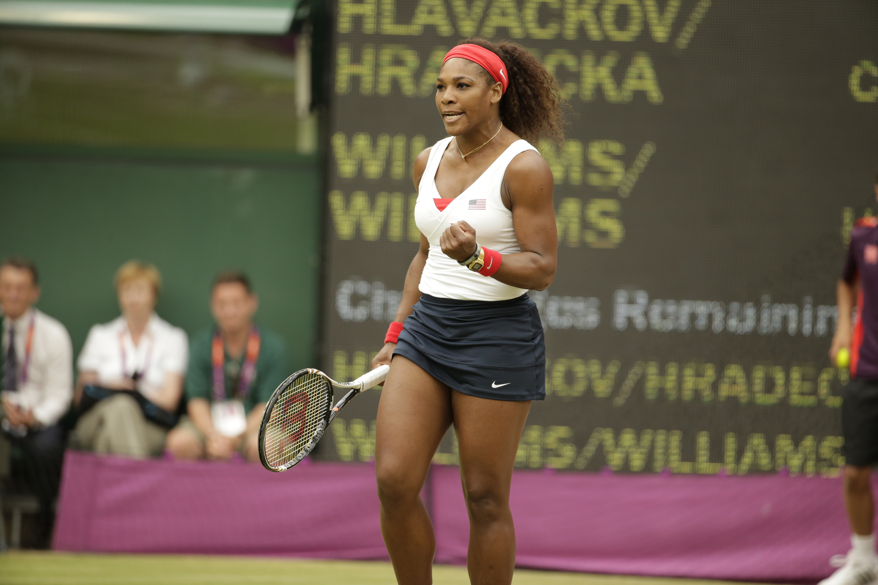 Serena Williams celebra en el campo durante los Juegos Olímpicos de Verano 2012 el 5 de agosto | Fuente: Getty Images