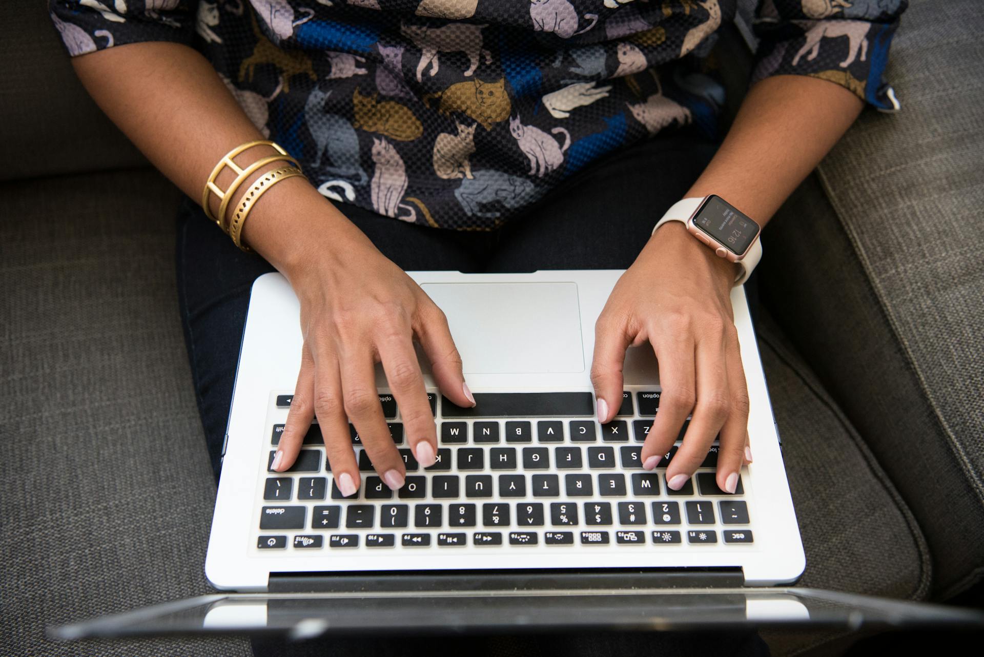 Una mujer usando su portátil | Fuente: Pexels