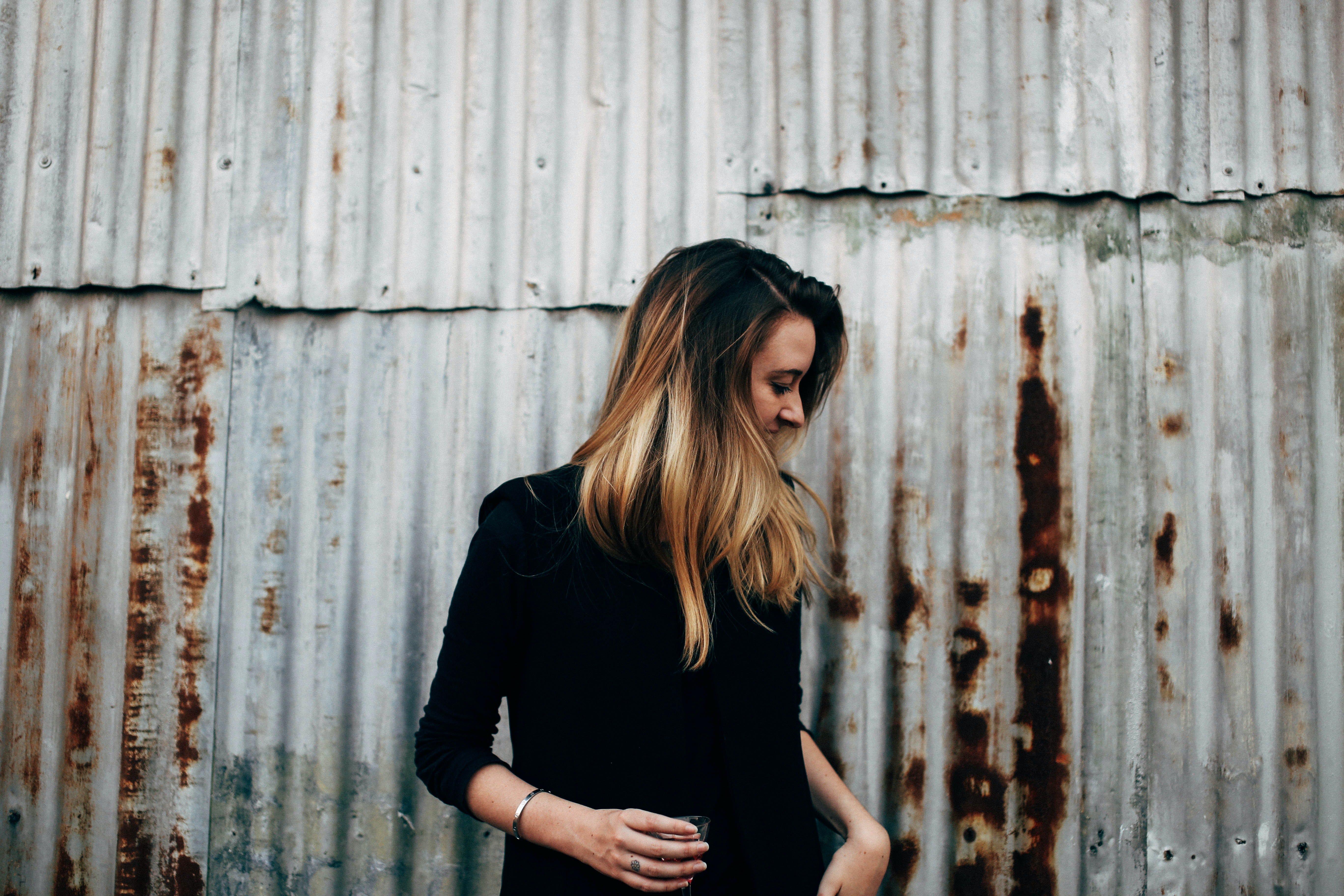 Mujer vestida de negro. | Foto: Pexels