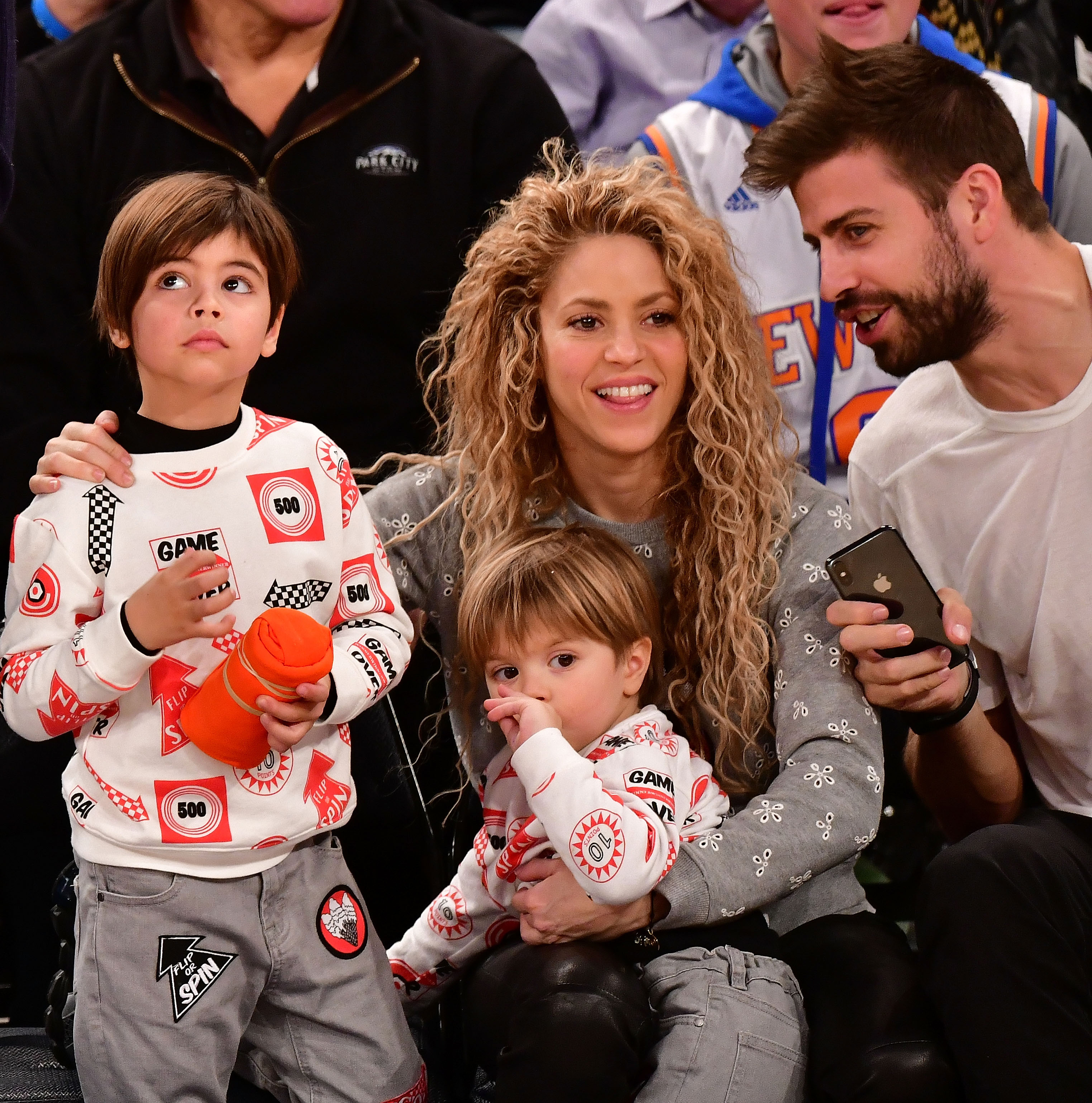 Milan, Shakira, Sasha y Gerard Piqué asisten al partido entre los New York Knicks y los Philadelphia 76ers en el Madison Square Garden de Nueva York, el 25 de diciembre de 2017 | Fuente: Getty Images