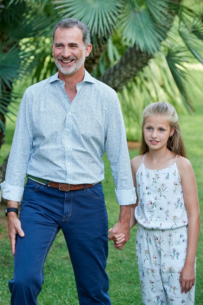 El Rey Felipe VI de España y la Princesa Leonor durante la sesión de fotos de verano en el Palacio Marivent, el 4 de agosto de 2019 en Palma de Mallorca, España. | Imagen: Getty Images