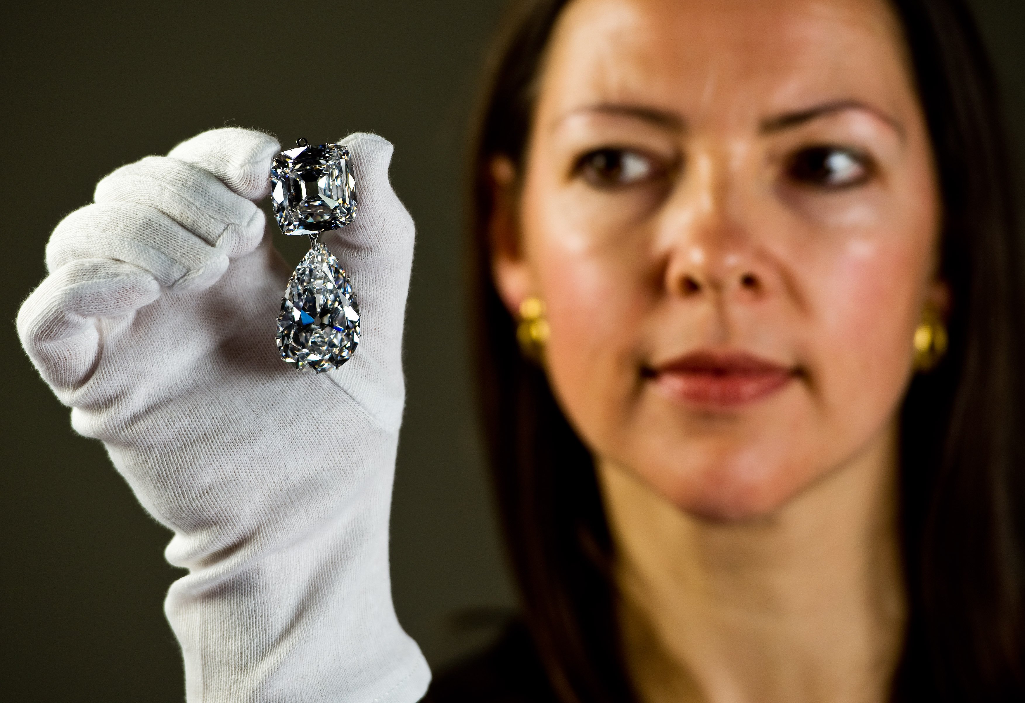 El broche Cullinan III y IV se muestra antes de la exposición 'Diamonds: A Jubilee Celebration' en el Palacio de Buckingham el 15 de mayo de 2012, en Londres, Inglaterra. | Foto: Getty Images