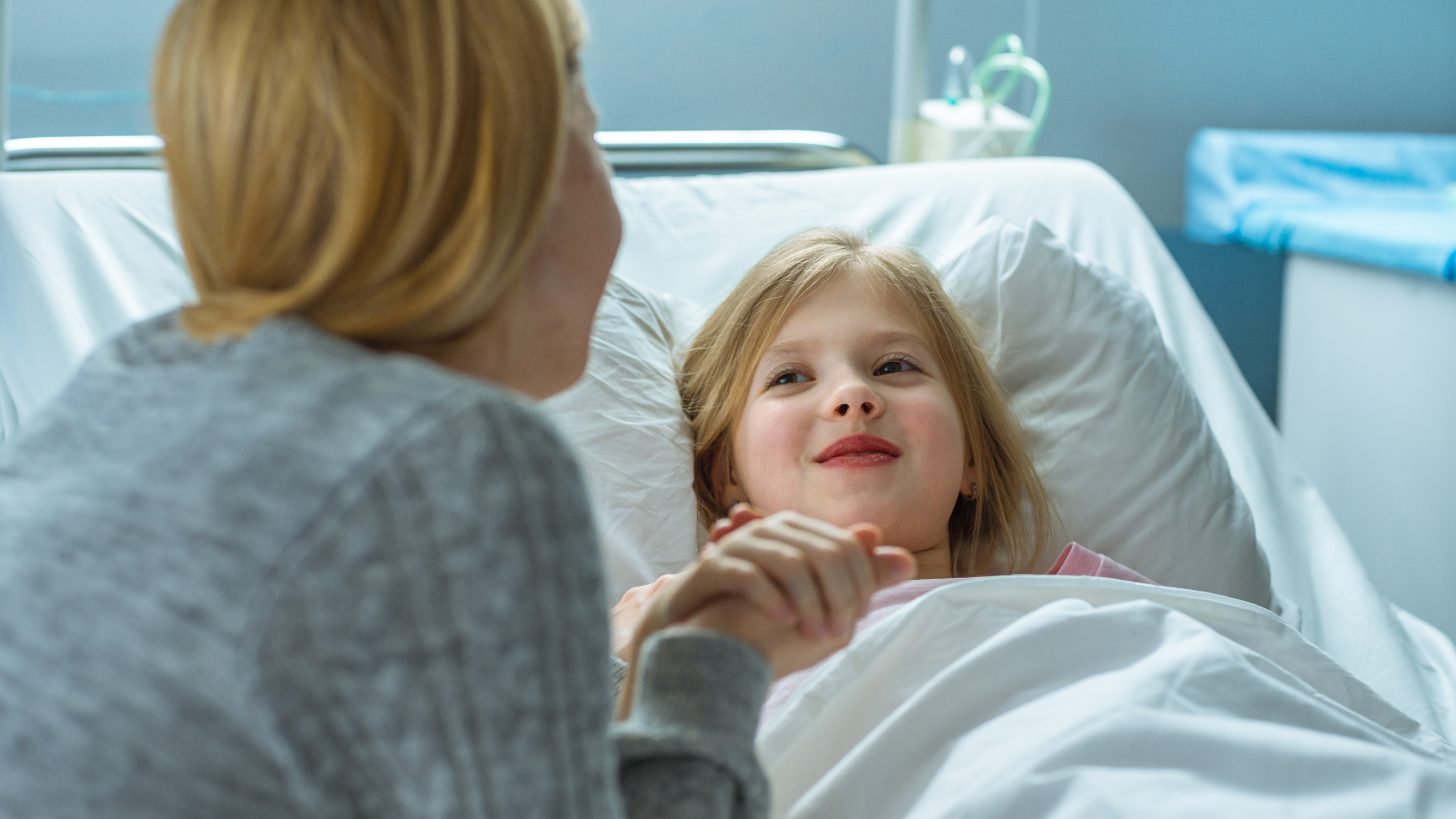 Una madre apoya a su hija en la sala del hospital | Fuente: Shutterstock.com