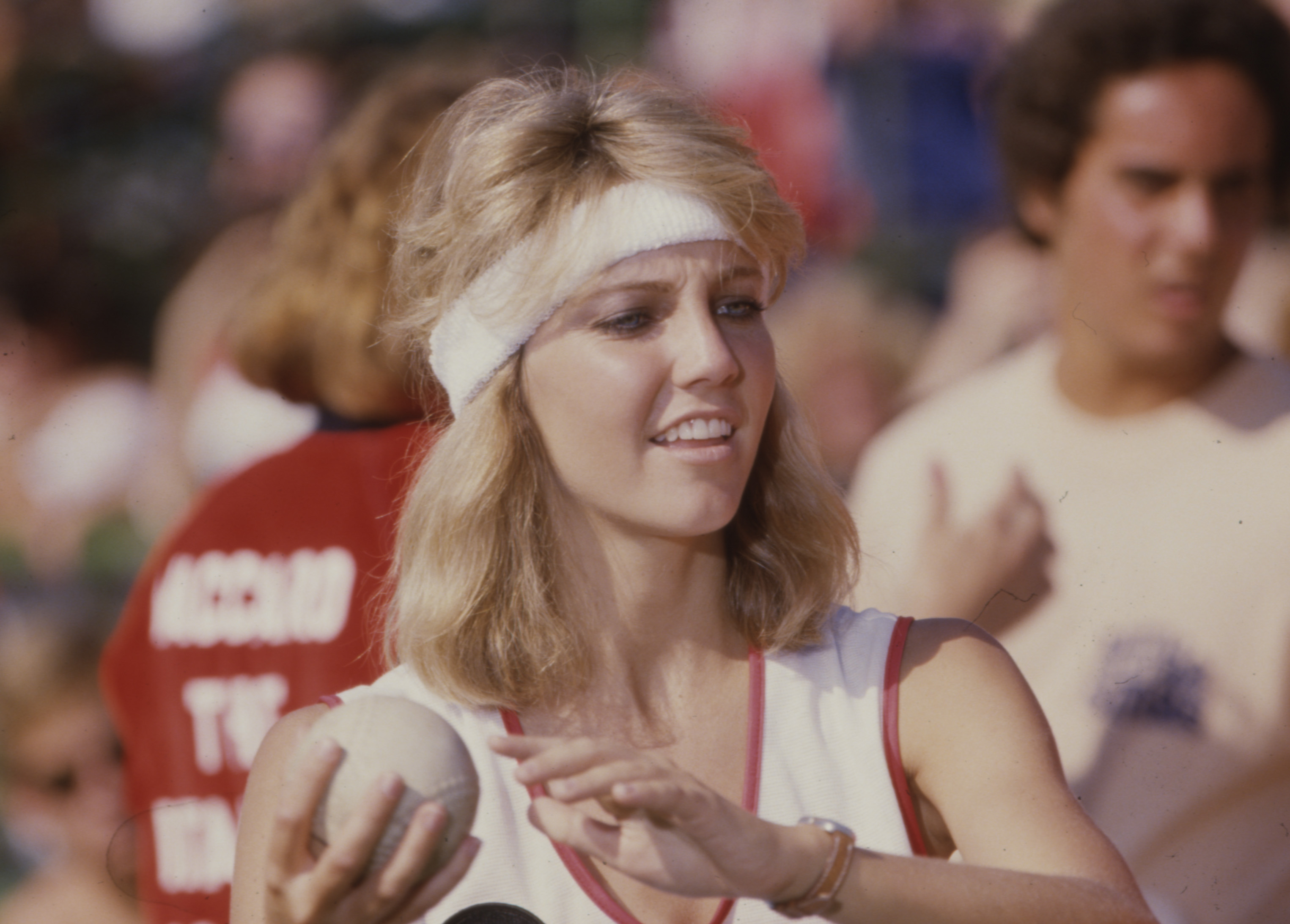 Heather Locklear muestra su espíritu competitivo durante el especial de ABC "Battle of the Network Stars IV" en Malibú, California, en 1978. Con cabello rubio en capas, recogido hacia atrás con una banda blanca de felpa, la actriz se prepara para lanzar una pelota. Viste camiseta deportiva blanca sin mangas con bordes rojos y lleva un reloj. | Fuente: Getty Images
