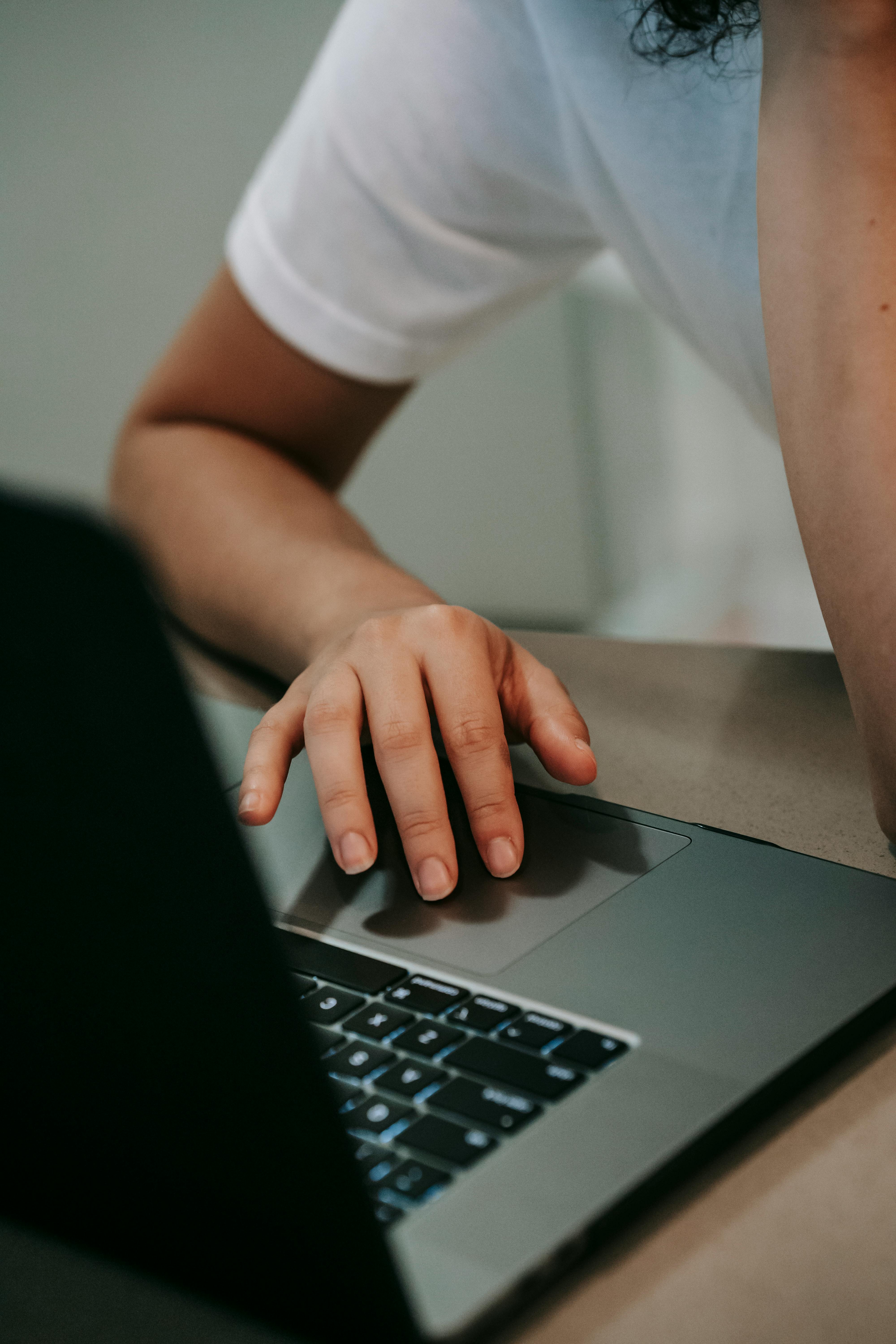 Una mujer utilizando un ordenador portátil | Fuente: Pexels