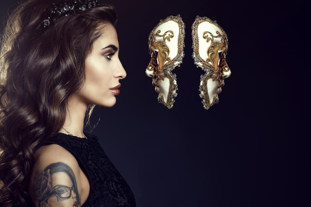 Mujer y máscaras. | Foto: Shutterstock