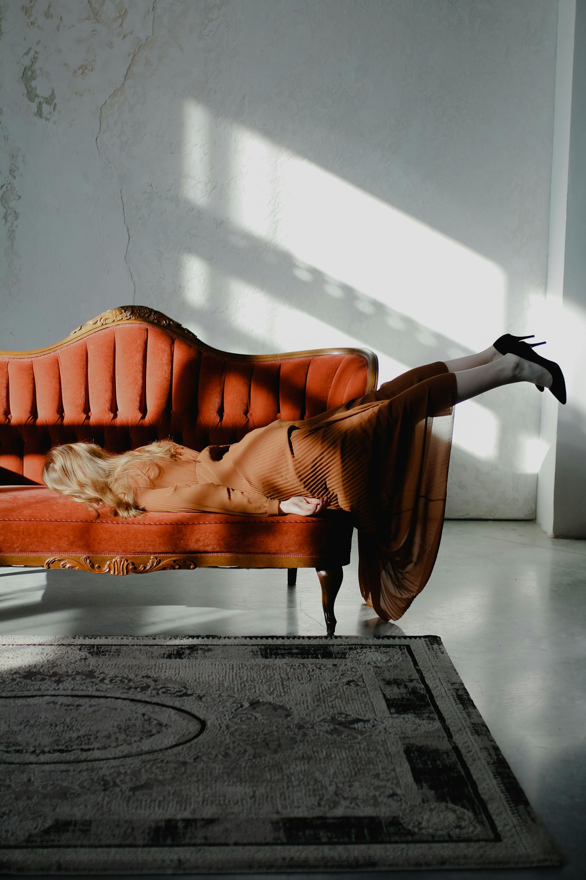 Una mujer exhausta tumbada en un sofá | Foto: Pexels