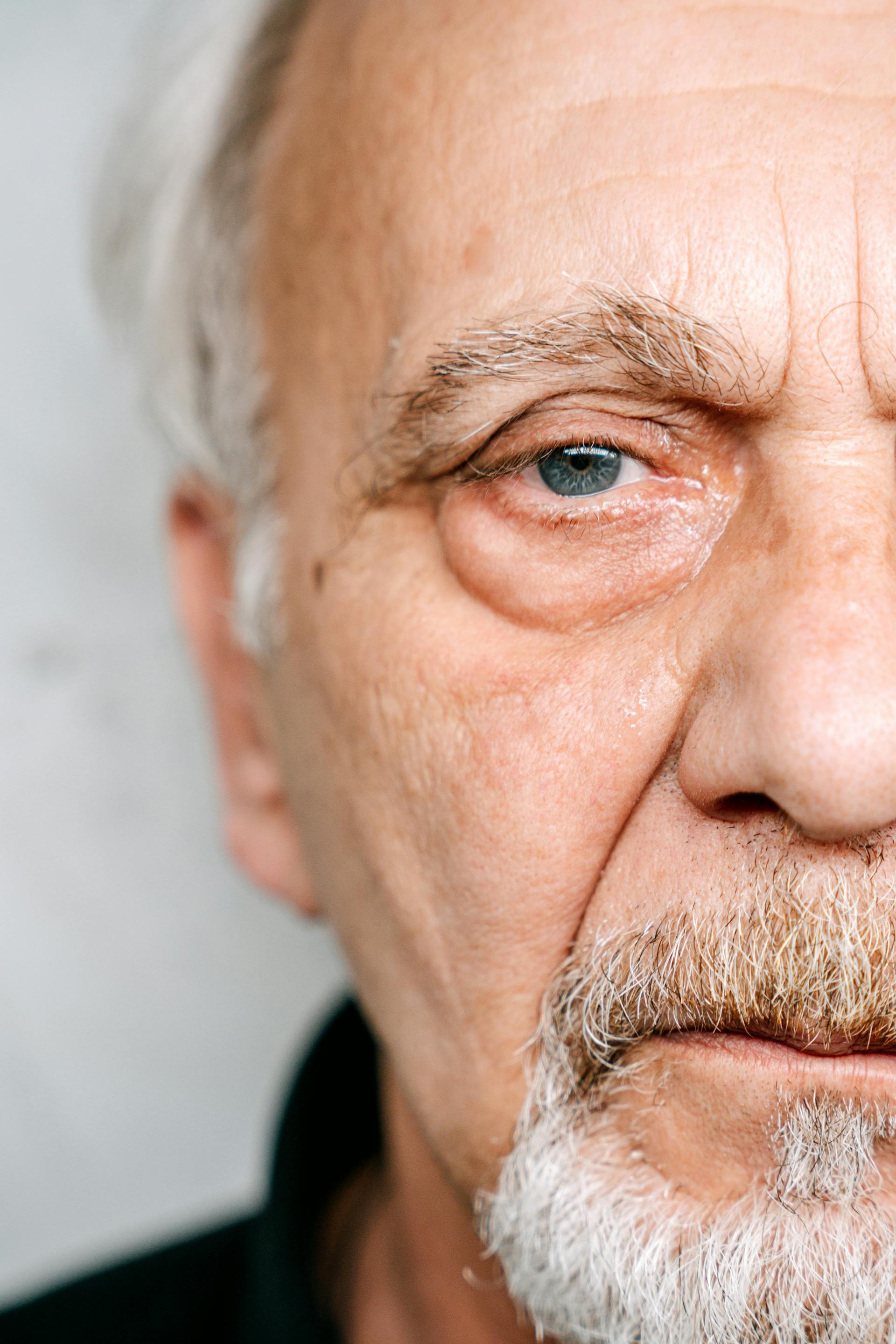 Primer plano de la cara de un hombre | Fuente: Pexels