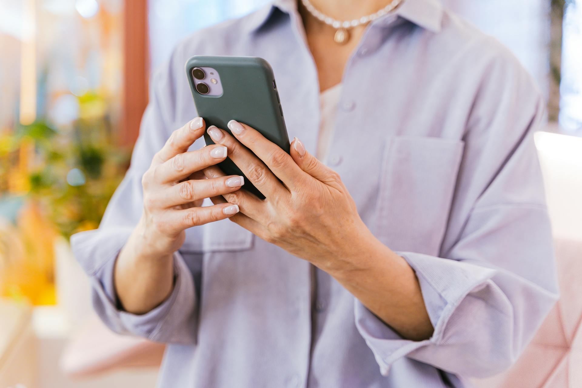 Una mujer usando un teléfono | Fuente: Pexels