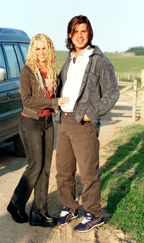 Shakira posa junto a Antonio de la Rúa, hijo del presidente argentino Fernando de la Rúa, en La Barra de Maldonado, Uruguay, 29 de octubre de 2000. Uso | Fuente: Getty Images